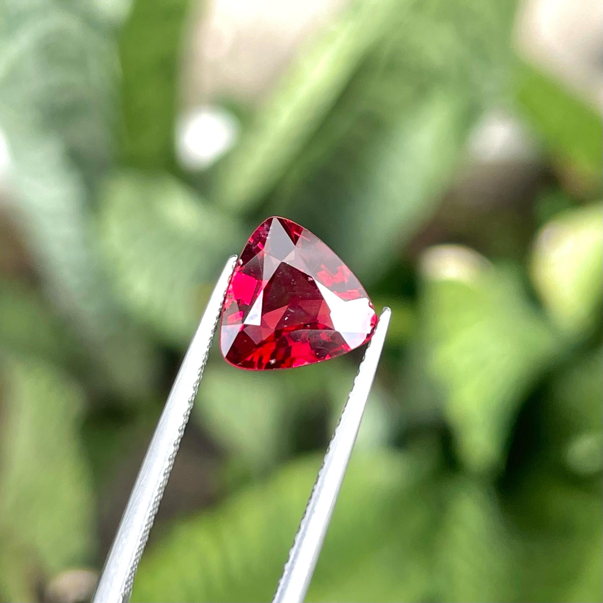 Eblouissante Spinelle naturelle rouge doux de 2.10 carats de Birmanie a une coupe merveilleuse dans une forme triangulaire, couleur rouge incroyable. Une grande brillance. Cette pierre précieuse est de pureté VVS.

Informations sur le produit :
TYPE