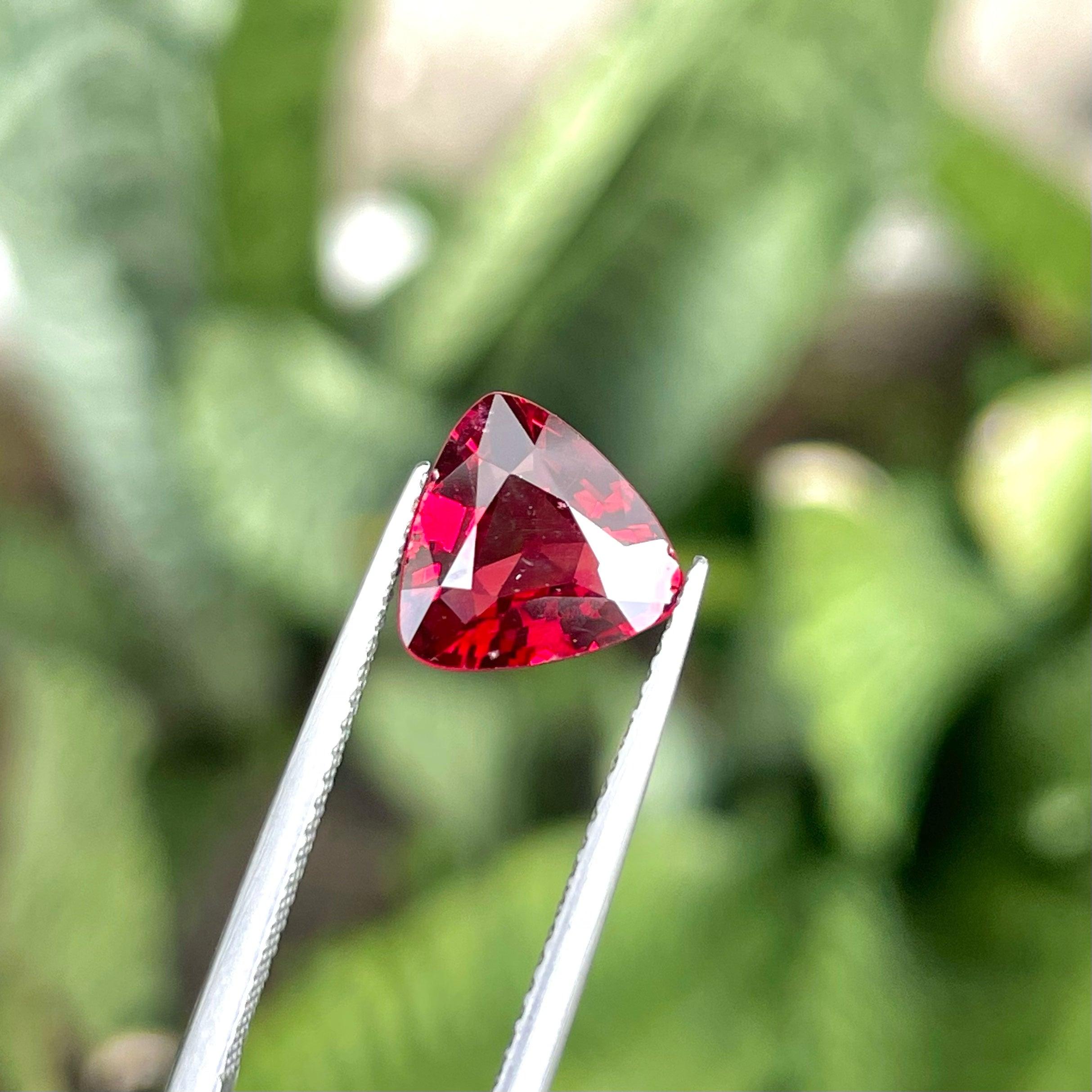 Moderne Éblouissant spinelle rouge doux naturel de 2,10 carats, pierre précieuse pour bijouterie en vente