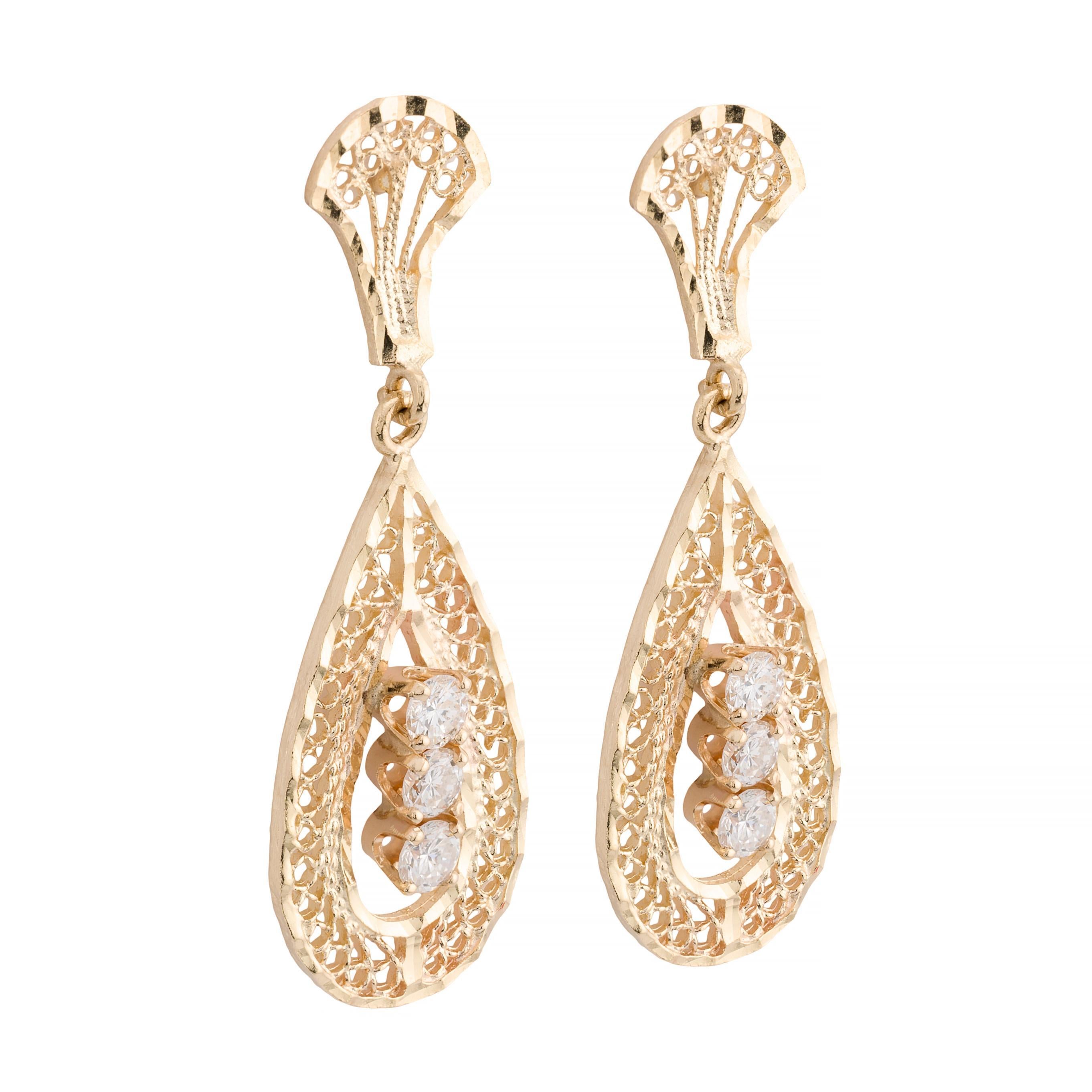 Aston Estate Jewelry presenta:

Un raffinato paio di orecchini pendenti in stile vittoriano. Realizzati in oro giallo 14k, ogni orecchino presenta un'intricata lavorazione in filigrana. Il design presenta una forma a goccia con un motivo a reticolo