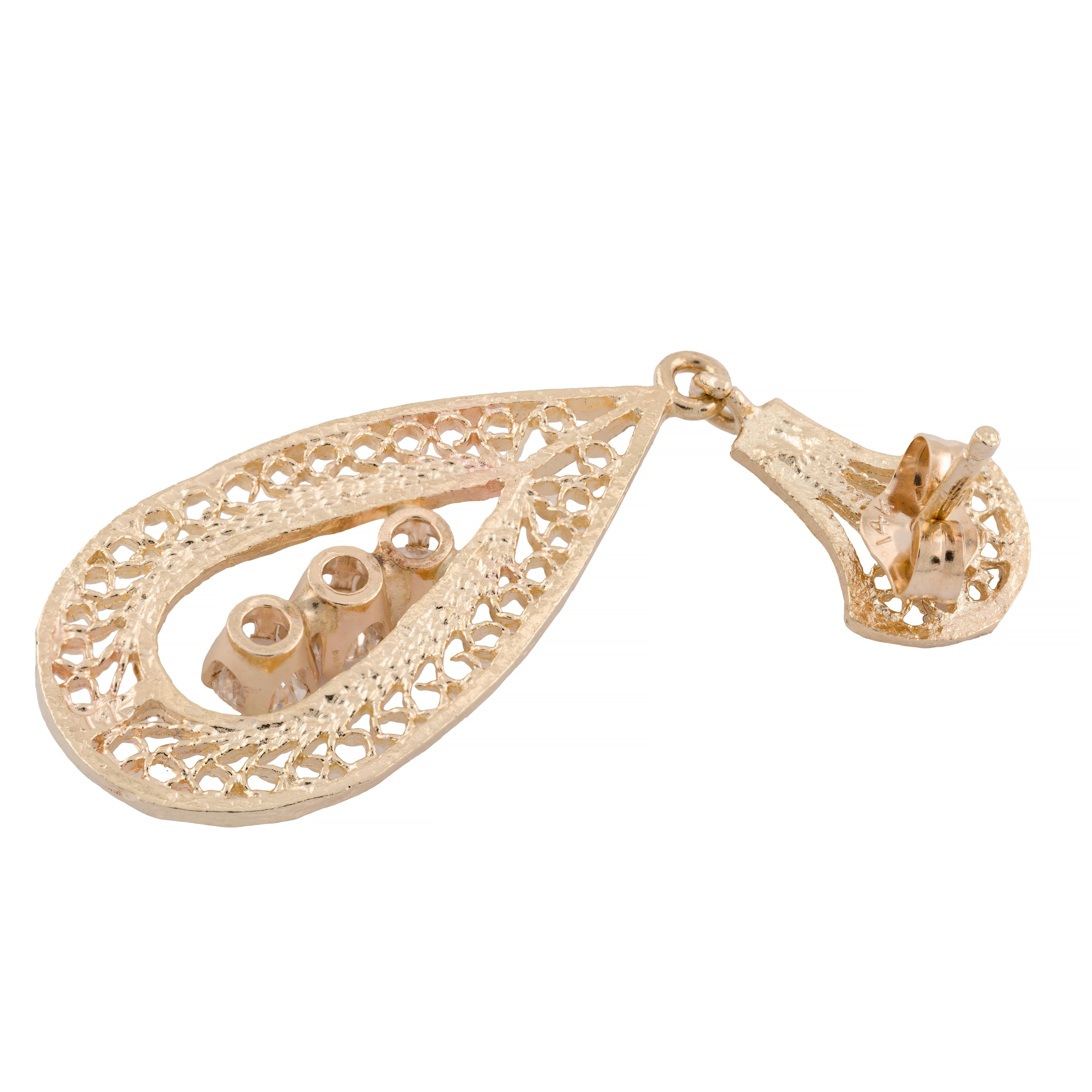 Orecchini a pendente con diamanti in filigrana in stile vittoriano in oro giallo 14K In condizioni ottime in vendita a Boston, MA