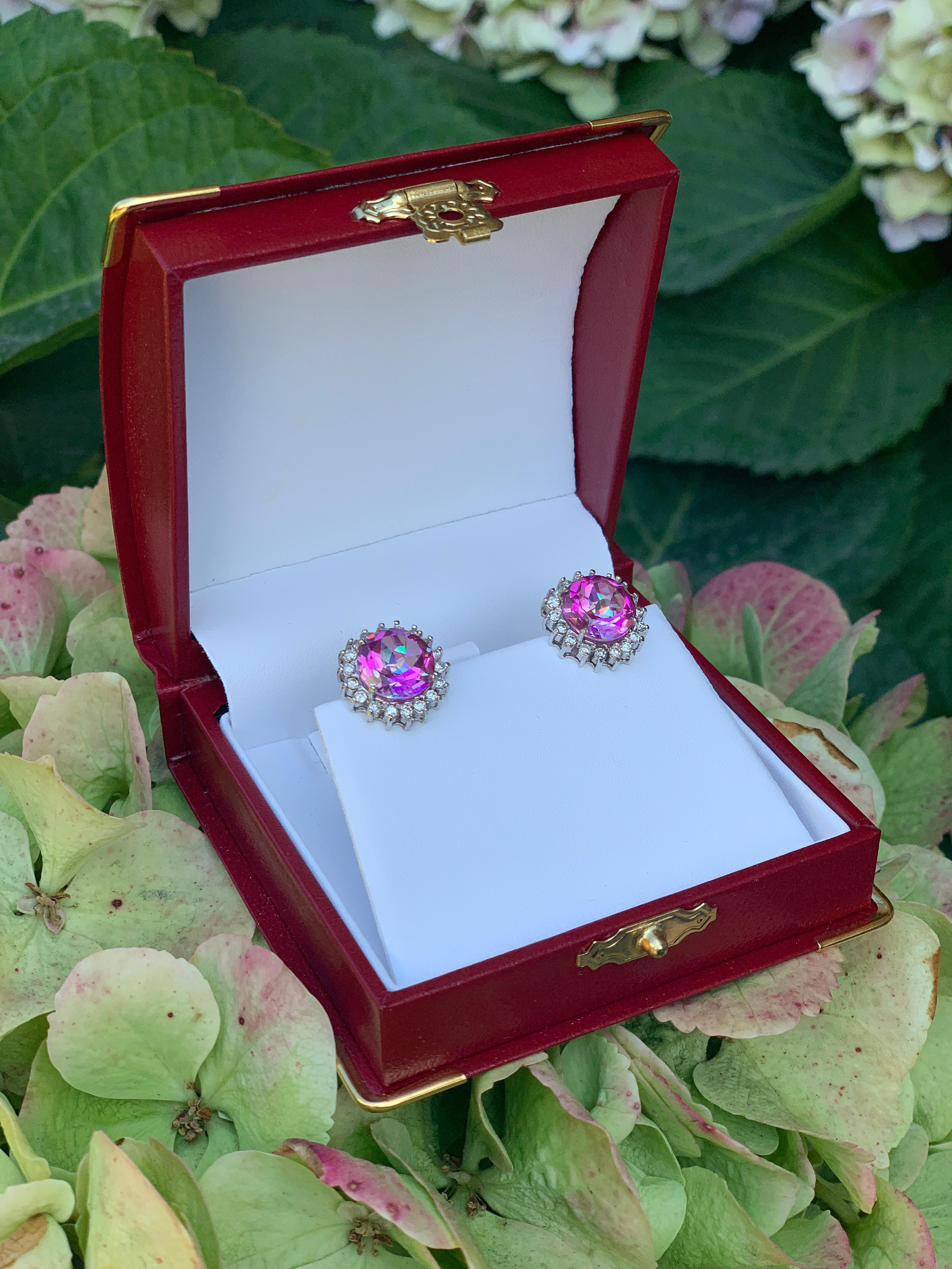 Dazzling Vivid Pink Mystic Topaz Diamond Halo White Gold Earrings (Rundschliff)
