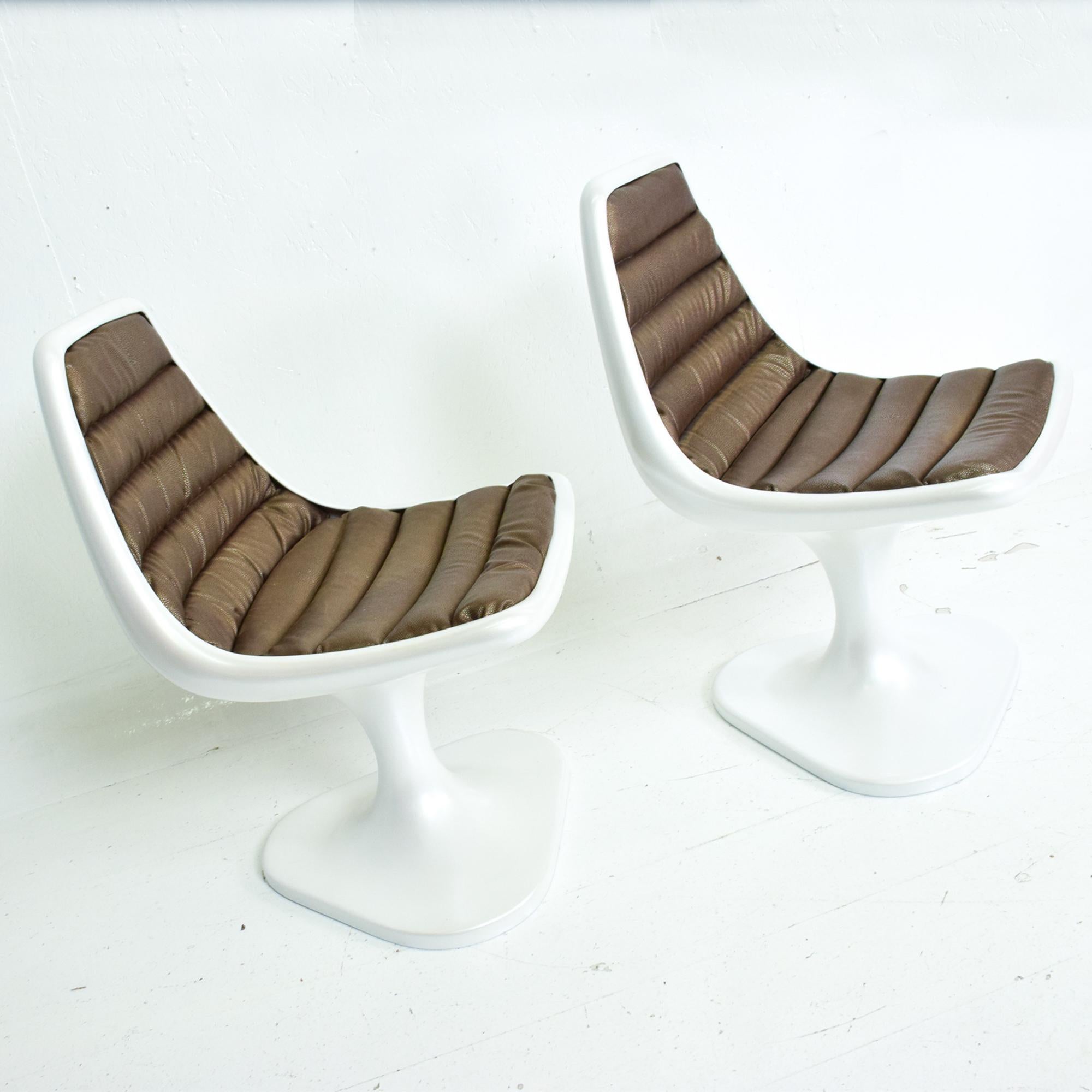 For your consideration: Sculptural atomic Mid-Century Modern exceptional pair of side chairs in fiberglass.
Made in Mexico, circa 1970s.
Sculptural shape in the manner of designer Eero Saarinen.
White pearl color with brown faux