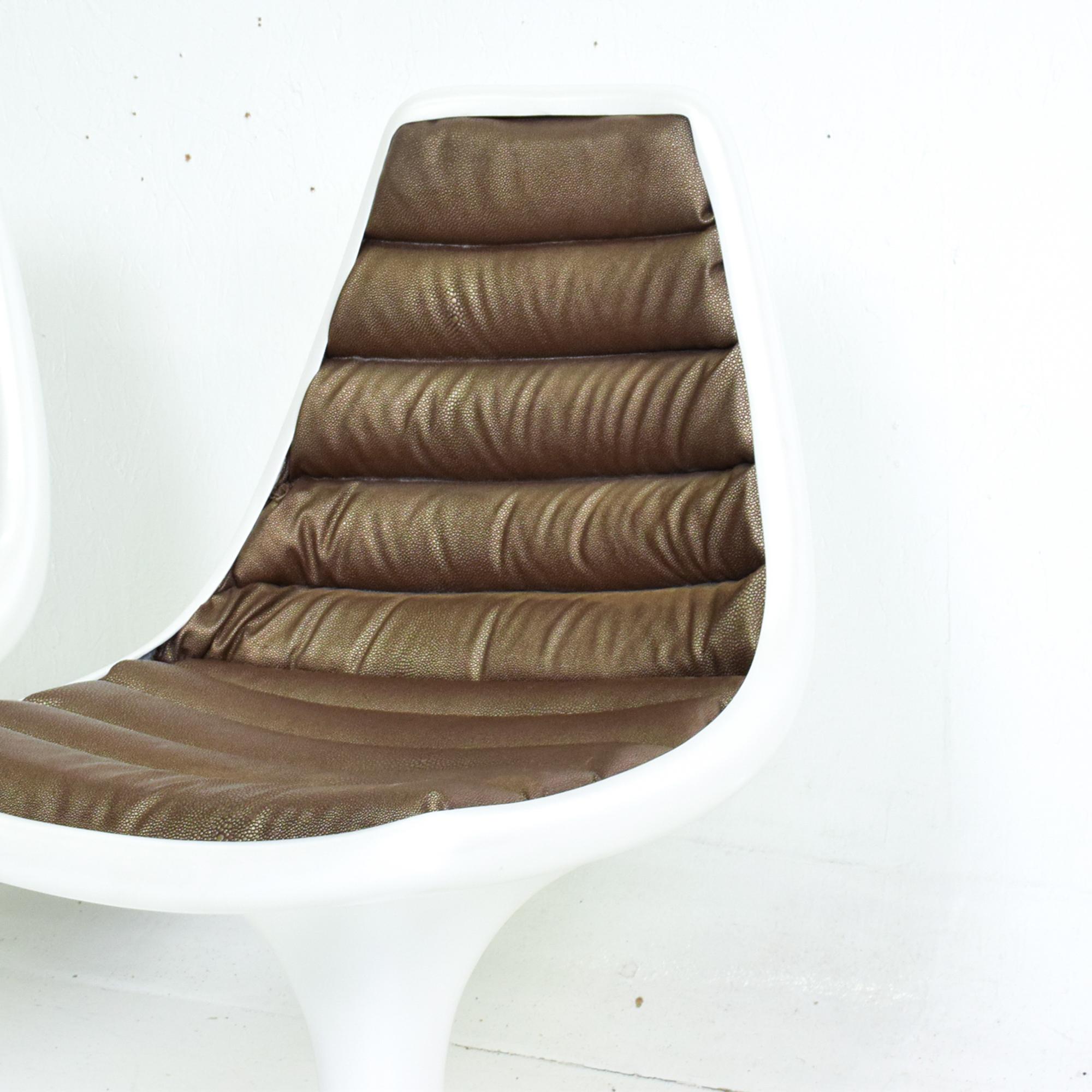 Late 20th Century Dazzling White Atomic Fiberglass Side Chair Set Eero Saarinen Style 1970s Mexico
