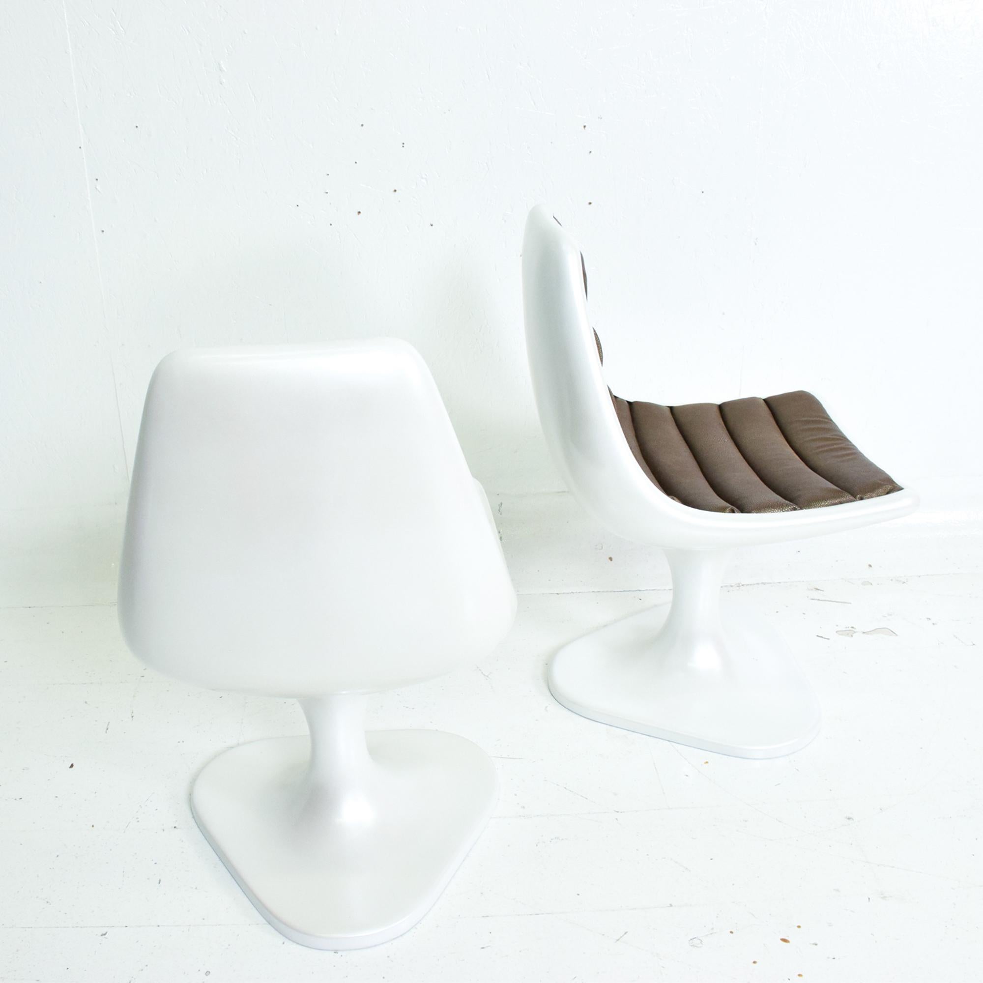 Dazzling White Atomic Fiberglass Side Chair Set Eero Saarinen Style 1970s Mexico 1