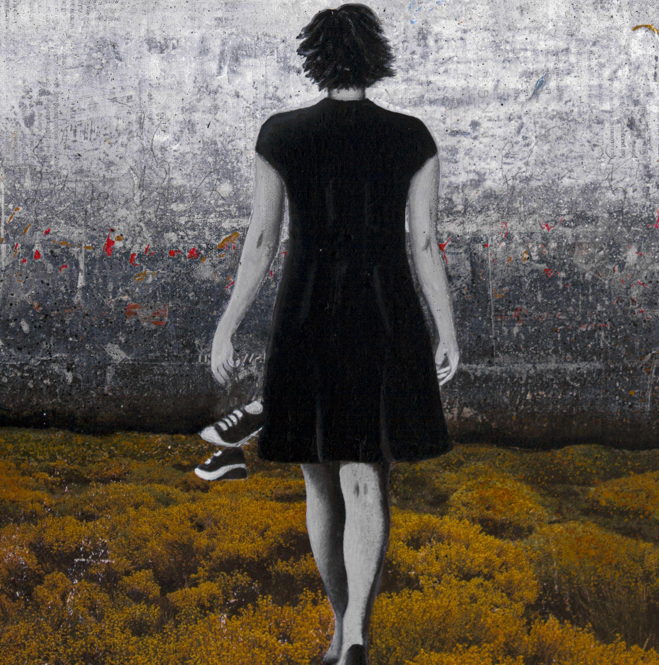 Una niña camina descalza por un prado de flores amarillas, con los zapatos en la mano.    Disfruta del suelo fresco y húmedo bajo sus pies, al comienzo de otro largo y cálido día de finales de verano.    De camino a la ciudad.    Esta obra de arte
