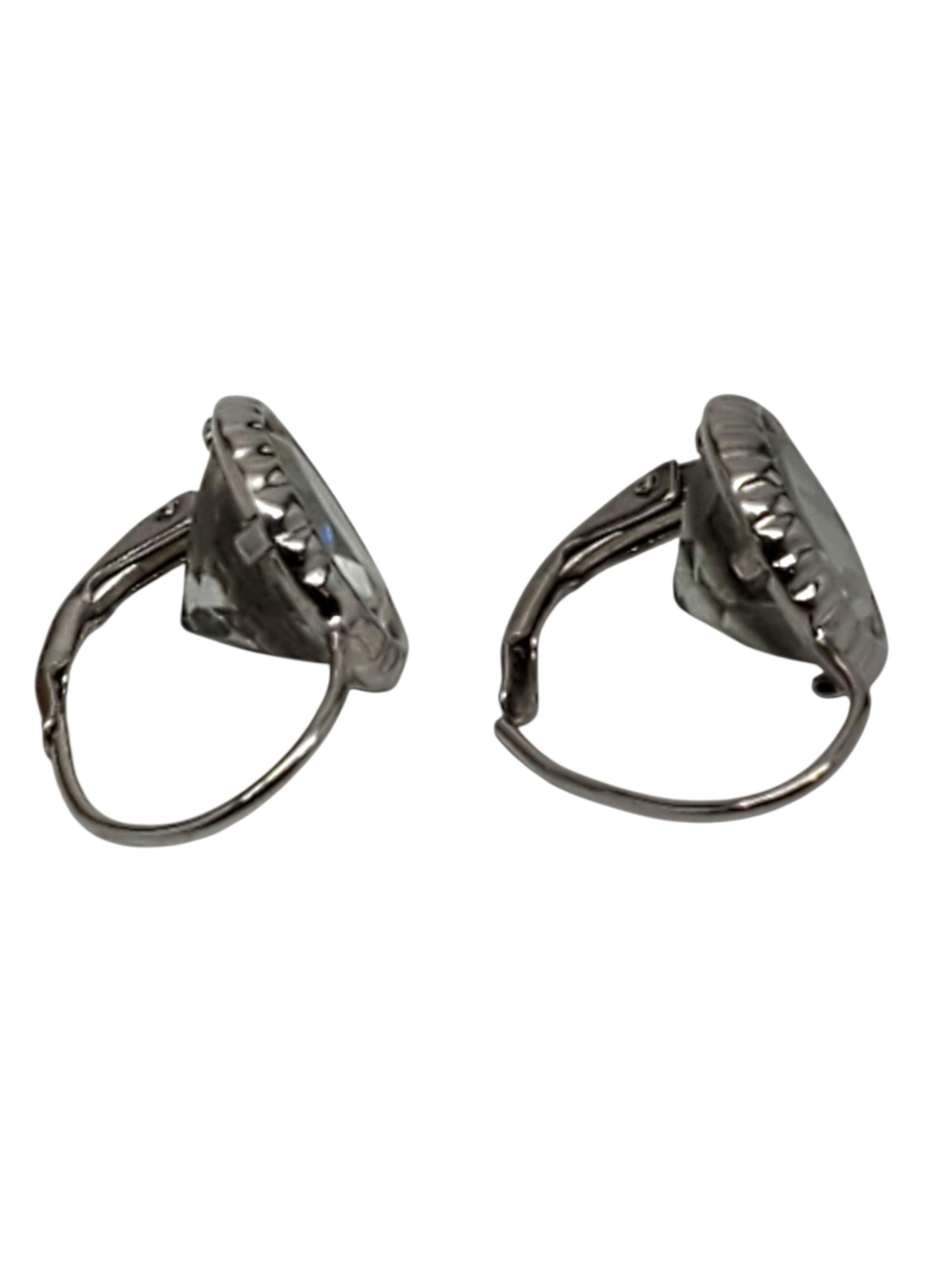 DBJ Orecchini a goccia in argento sterling con castone in cz -

Questi eleganti orecchini a goccia in argento sterling di DBJ presentano pietre chiare sfaccettate (8,44 mm x 8,60 mm) incastonate in castoni rigidi con chiusura a leva.

Dimensioni: