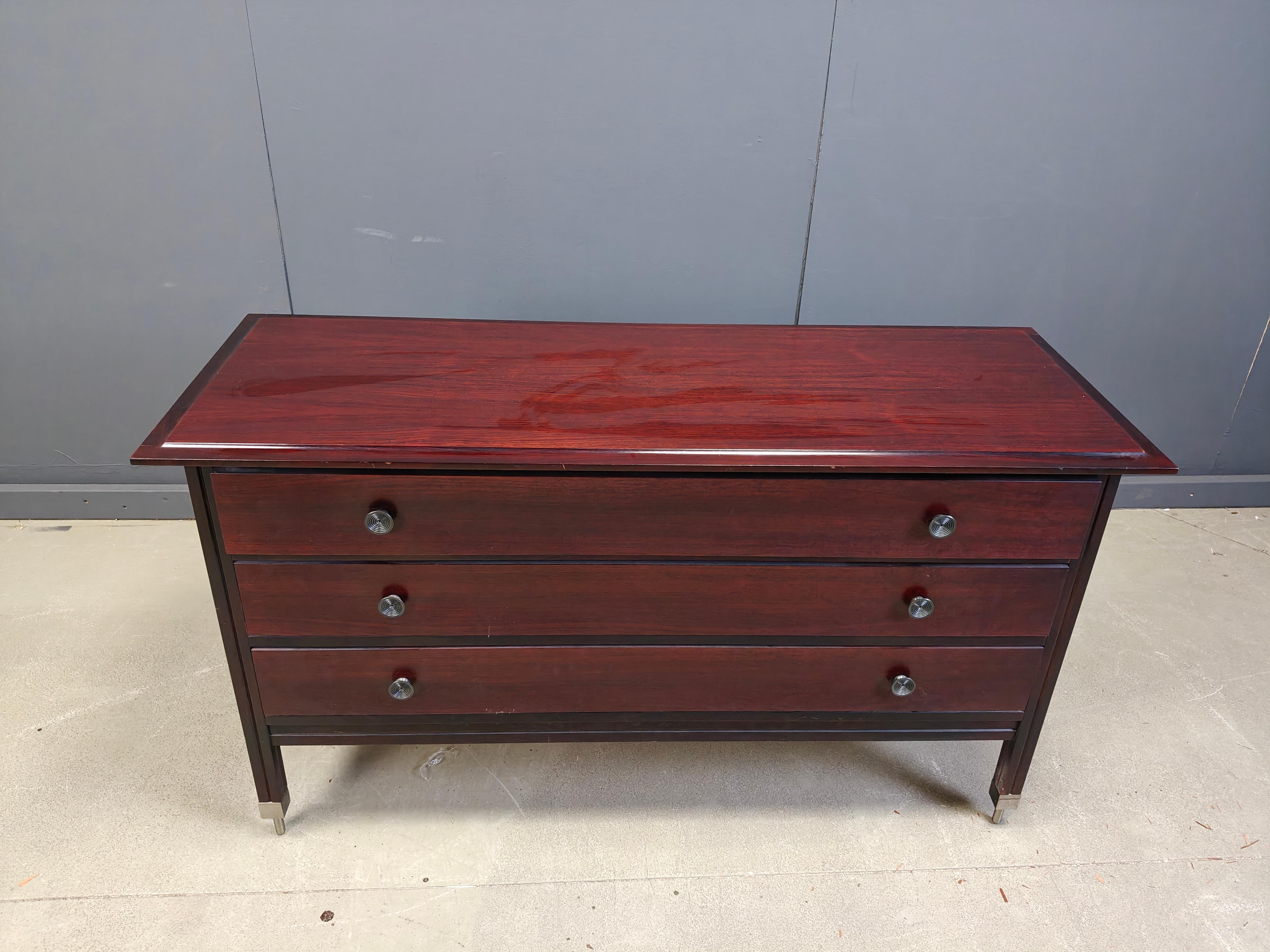 Rara cassettiera modello DC 154 disegnata da Carlo De Carli e prodotta da Luigi Sormani.

Questo pezzo di metà secolo è realizzato in legno di alta qualità, con cassetti robusti e maniglie ben realizzate. 

Il pezzo ha un design di metà secolo e un