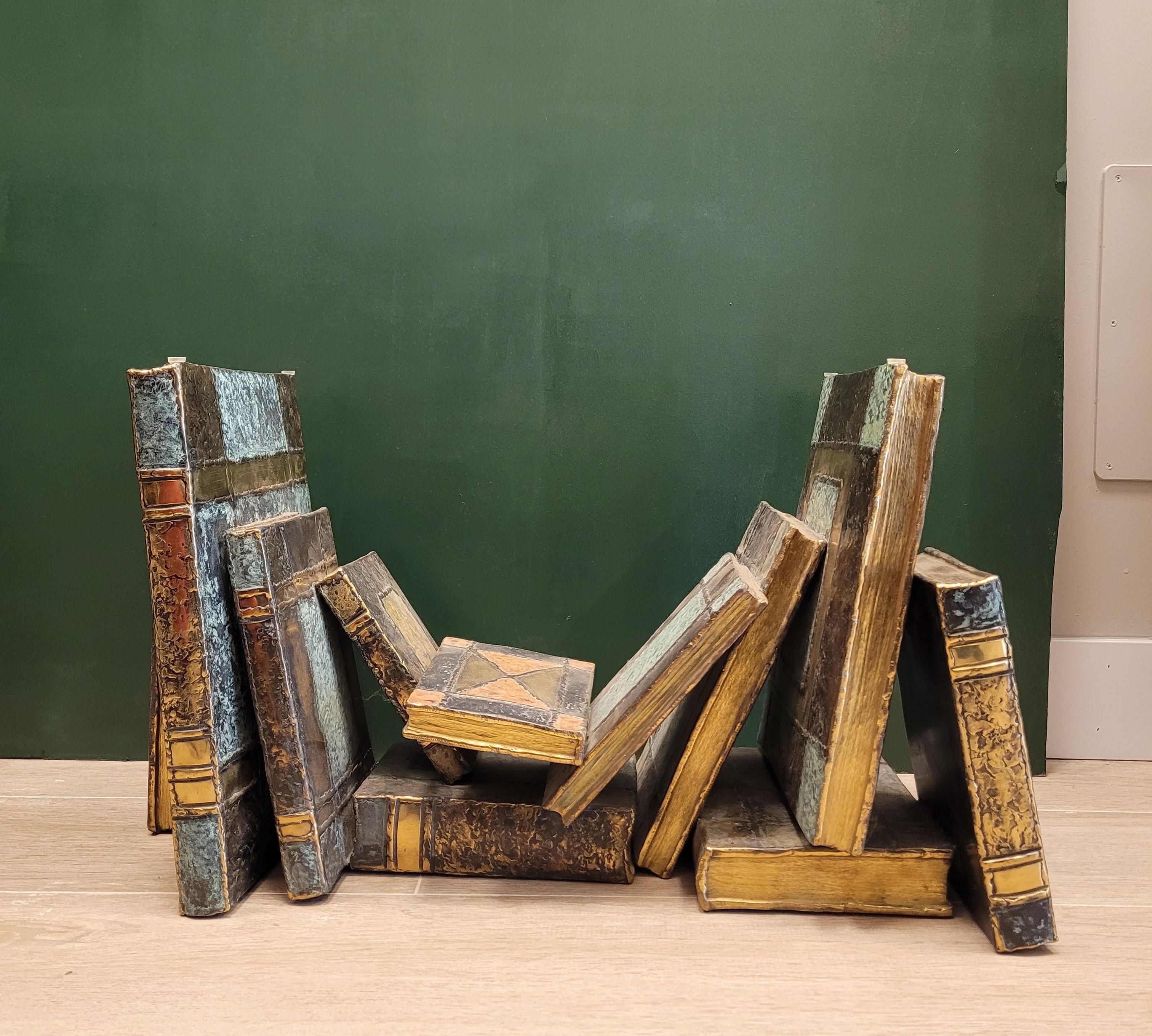 Moderne D.Chasain - Livres sculptés en bronze français - Signe de sculpture auxiliaire de table en taffetas en vente