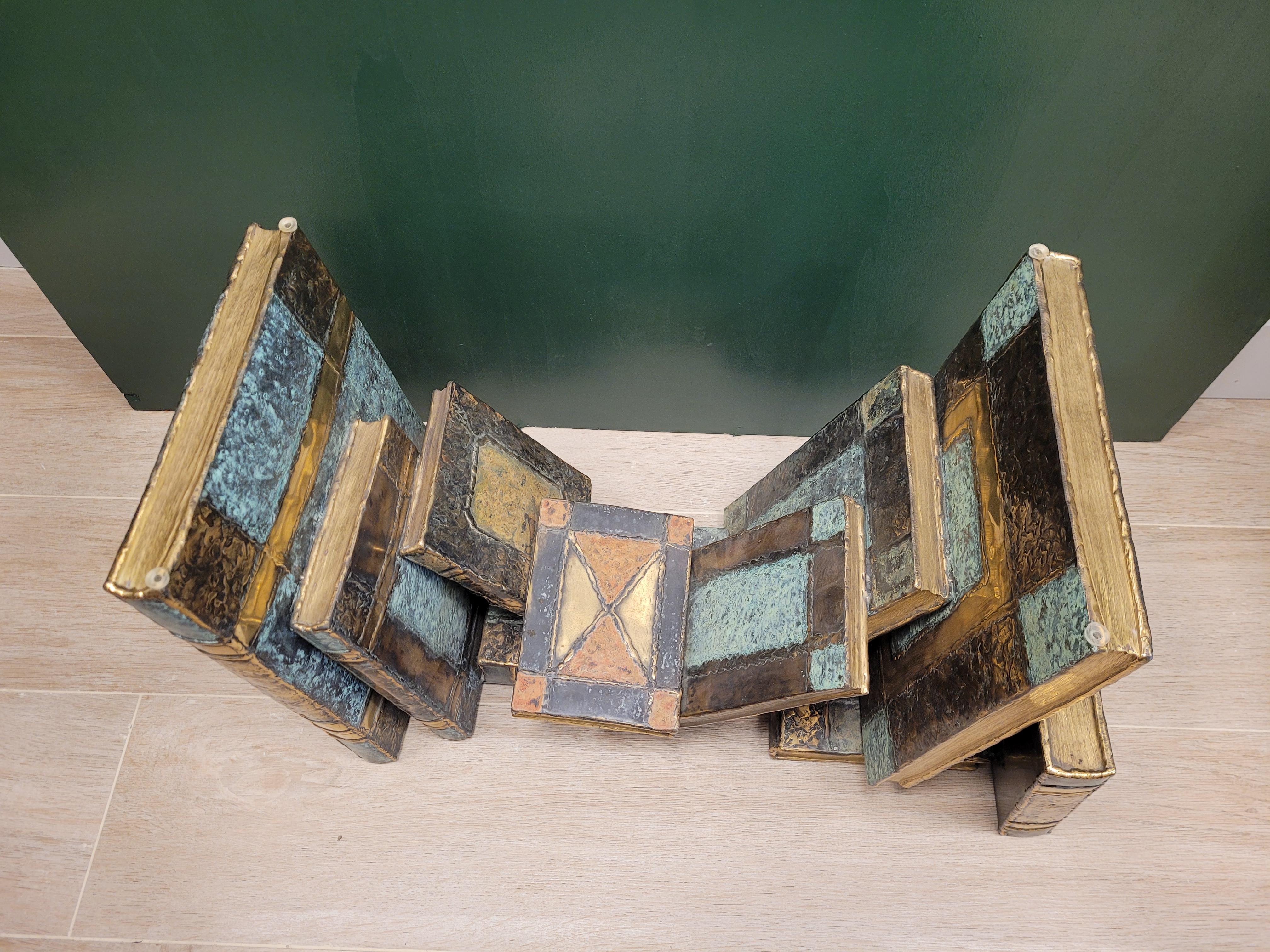 XXIe siècle et contemporain D.Chasain - Livres sculptés en bronze français - Signe de sculpture auxiliaire de table en taffetas en vente