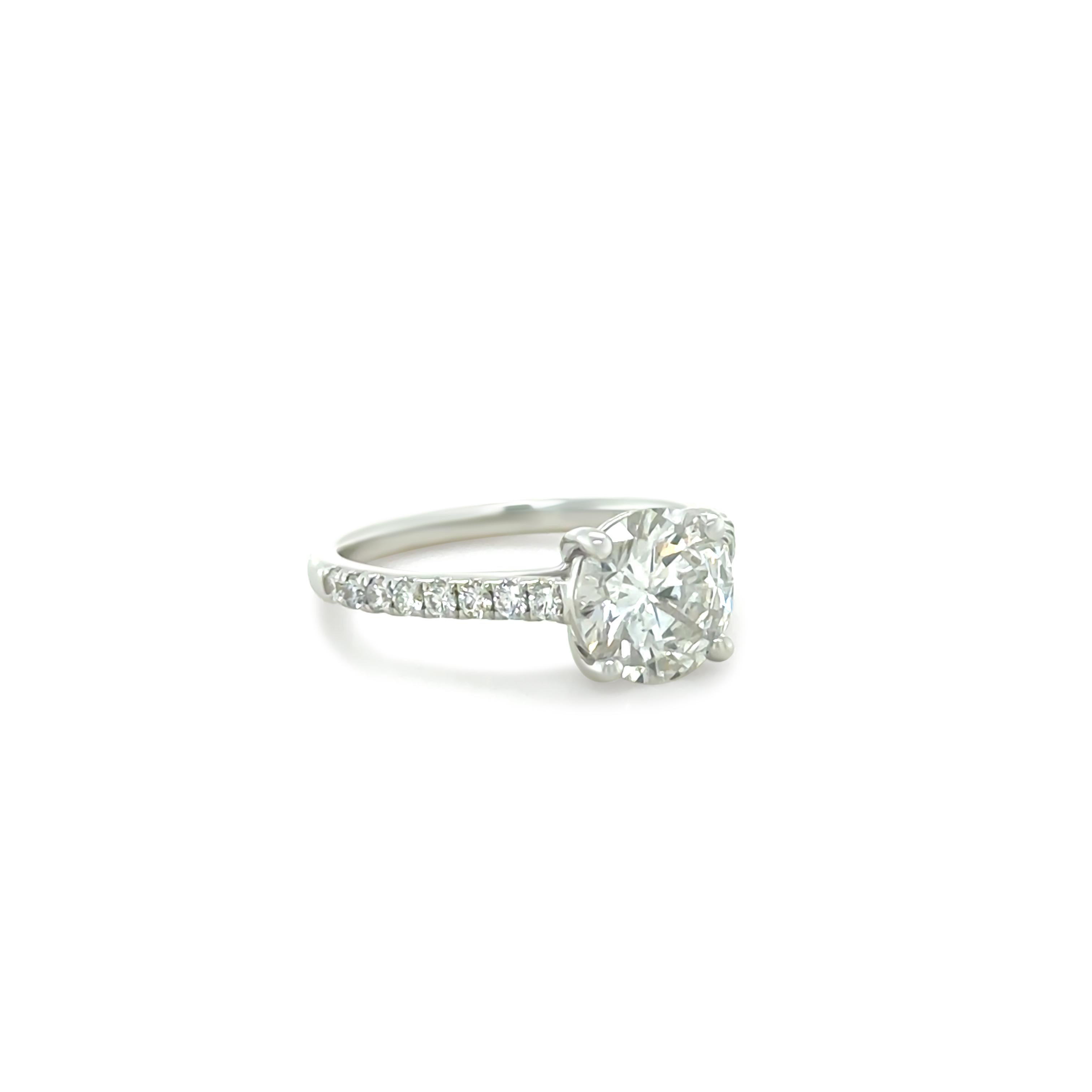 Un exquisito anillo de compromiso DCLA de oro blanco de 18 ct, con un impresionante diamante redondo talla brillante de 1,57 ct. Esta impresionante piedra central tiene un color F y una pureza SI2.

Elaborado por expertos con excelente pulido y muy