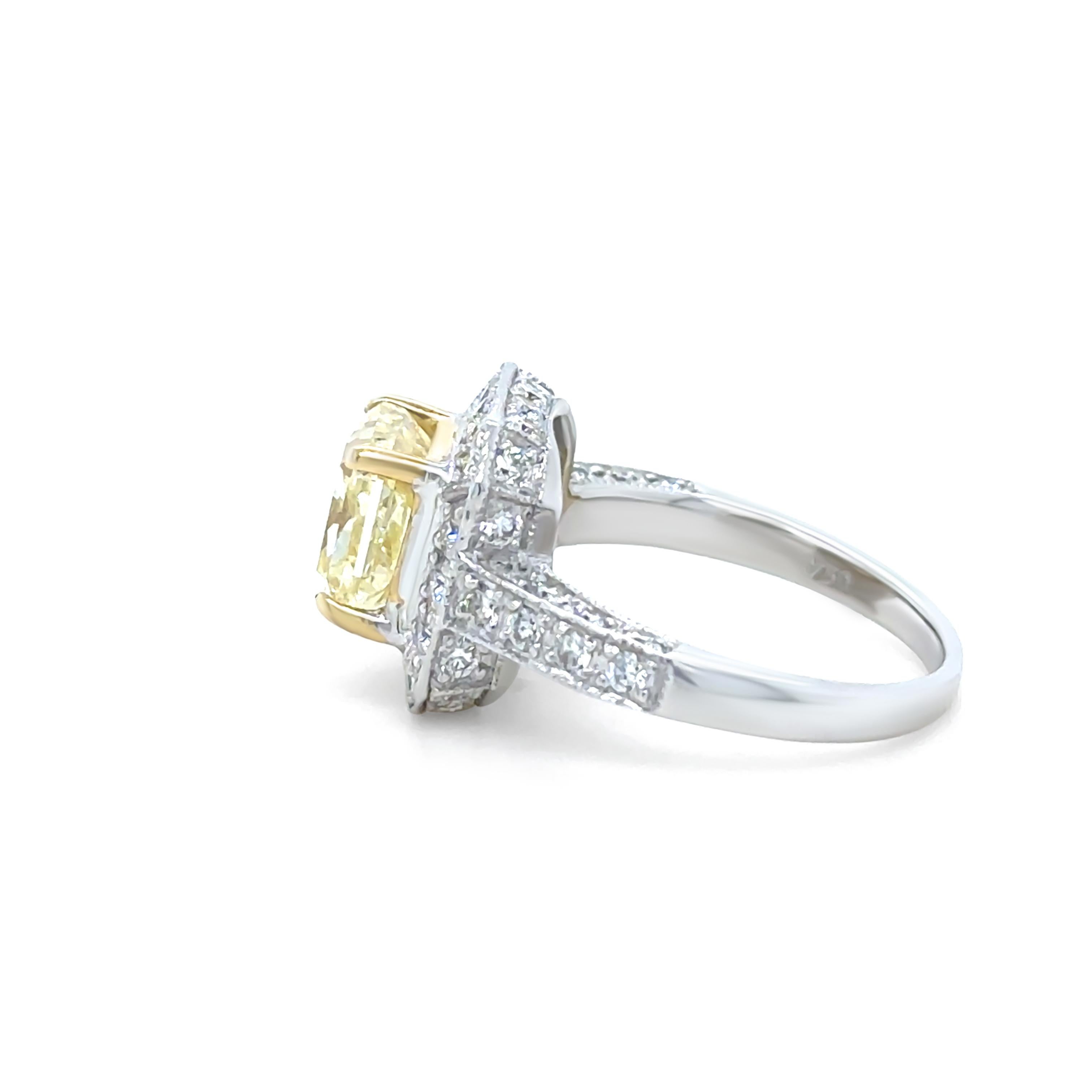Bague de fiançailles Whitingante en or blanc 18 ct, mettant en valeur un superbe diamant radiant de 2,03 ct de taille brillant, de couleur jaune fantaisie et de pureté SI2. Cette pierre centrale exceptionnelle est élégamment complétée par 50