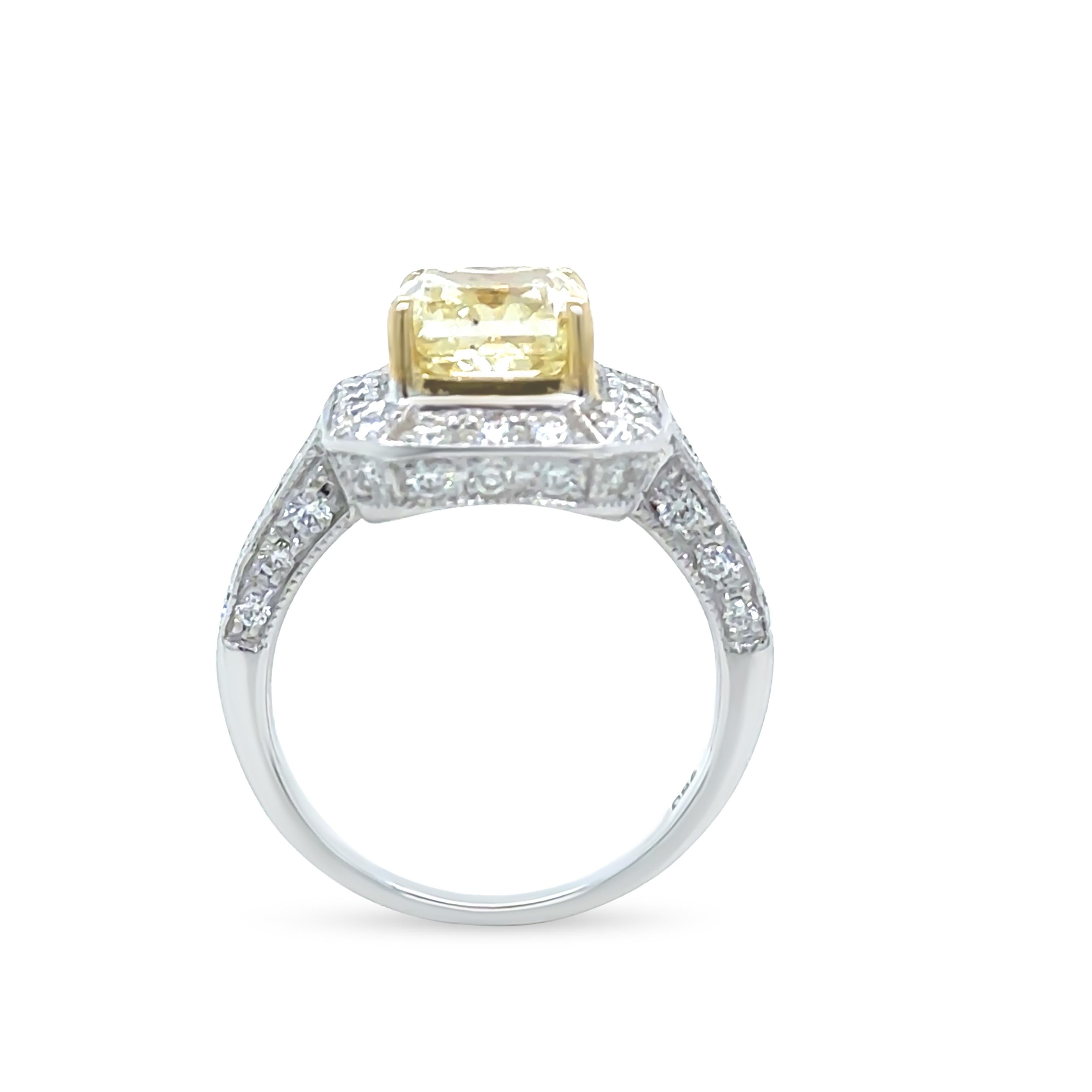 DCLA Bague de fiançailles en or blanc 18 carats avec diamant jaune fantaisie 2,53 carats Excellent état - En vente à SYDNEY, NSW