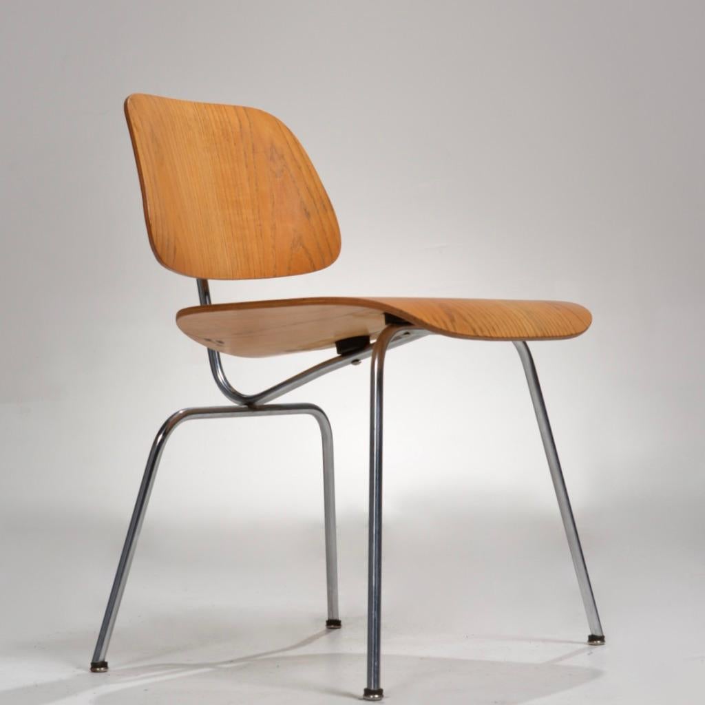 DCM-Stuhl (Dining metal chair) von Charles und Ray Eames für Herman Miller.
Dieser 1946 entworfene Stuhl aus geformtem Sperrholz und verchromtem Stahl ist ein Designklassiker. Manchmal wird er auch als 