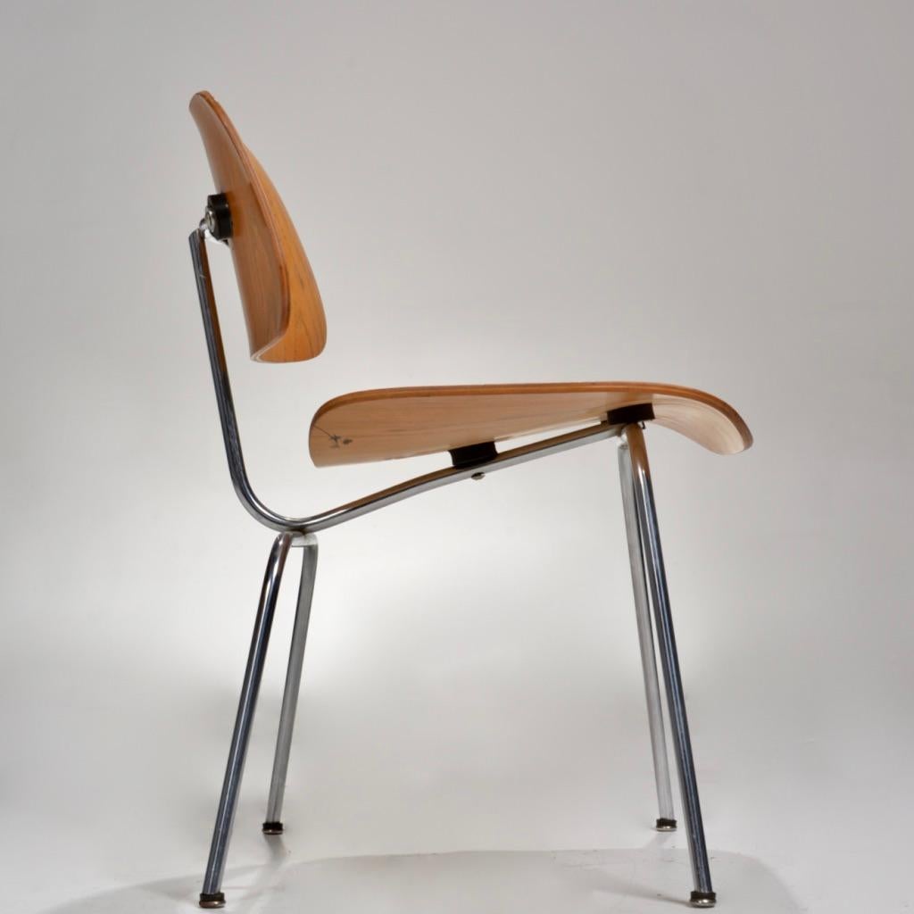 DCM Chair von Charles und Ray Eames für Herman Miller (Geformt) im Angebot