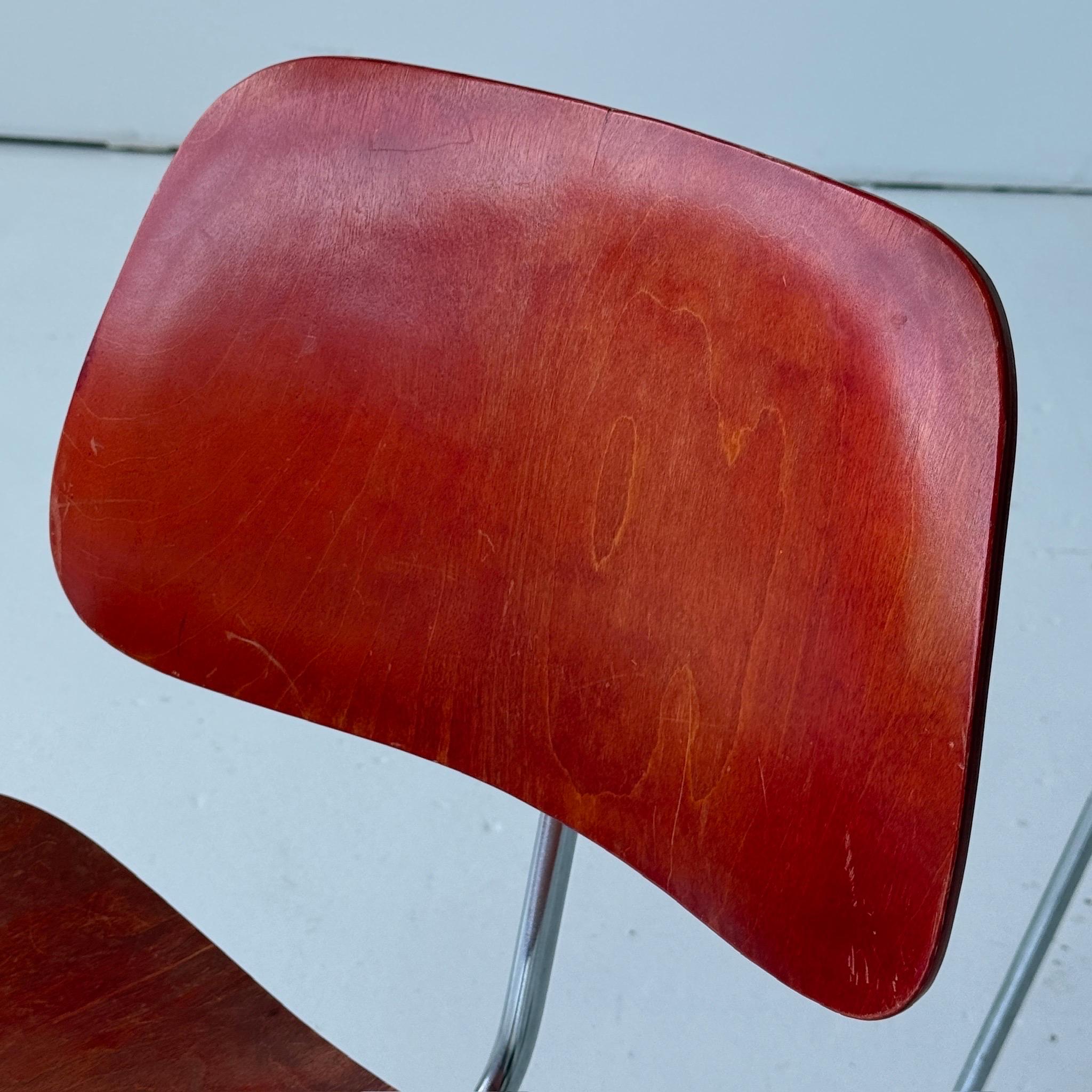 DCM-Stühle von Charles + Ray Eames für Herman Miller in rotem Anilinfarben (Moderne der Mitte des Jahrhunderts) im Angebot