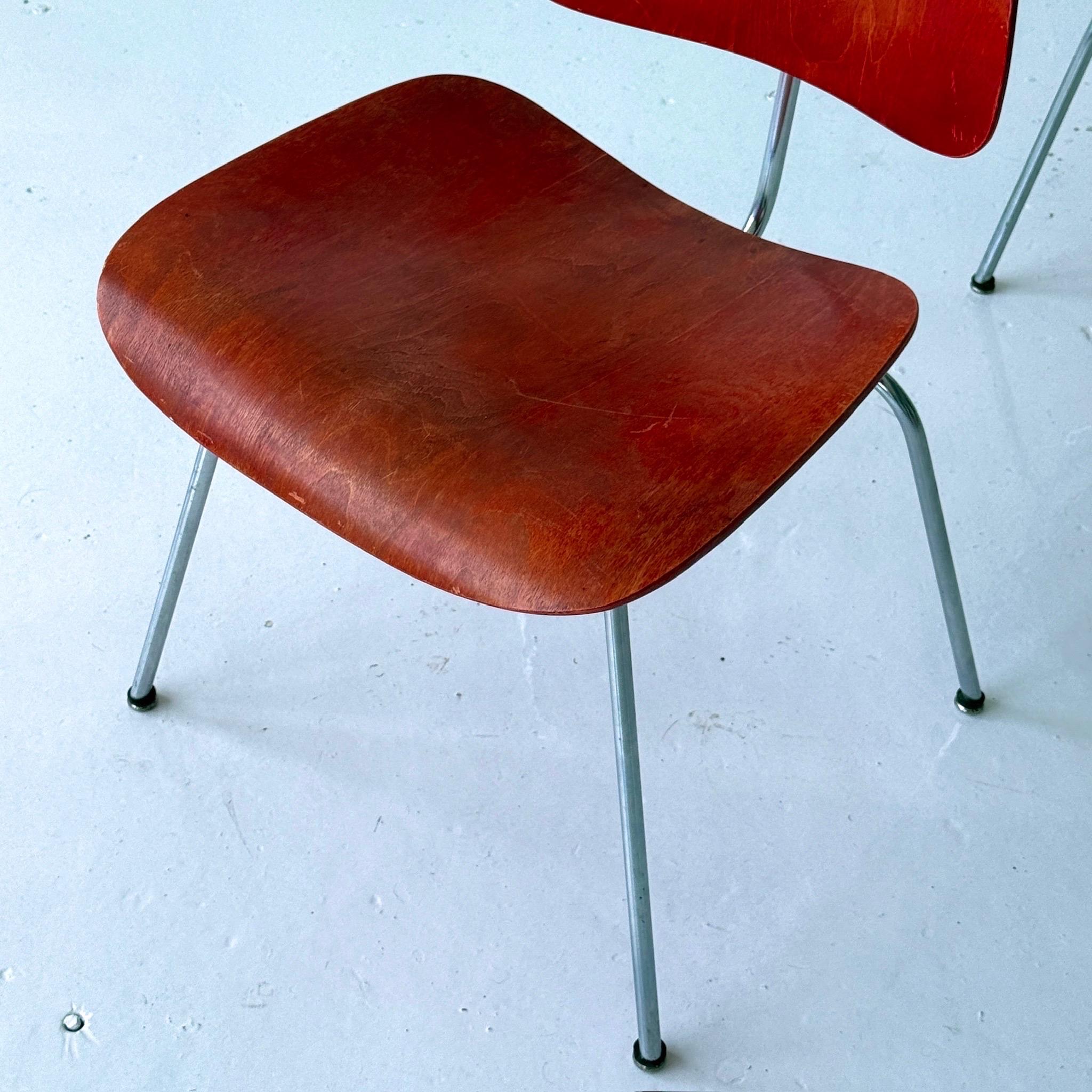 DCM-Stühle von Charles + Ray Eames für Herman Miller in rotem Anilinfarben (amerikanisch) im Angebot