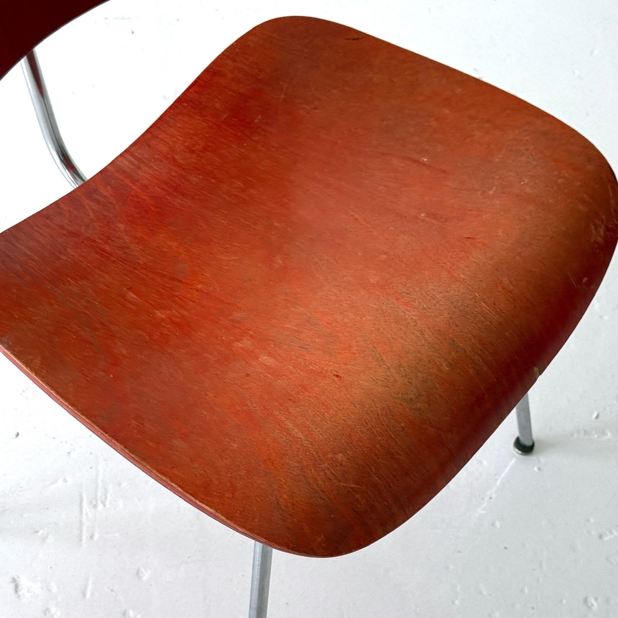 DCM-Stühle von Charles + Ray Eames für Herman Miller in rotem Anilinfarben im Zustand „Gut“ im Angebot in Chicago, IL