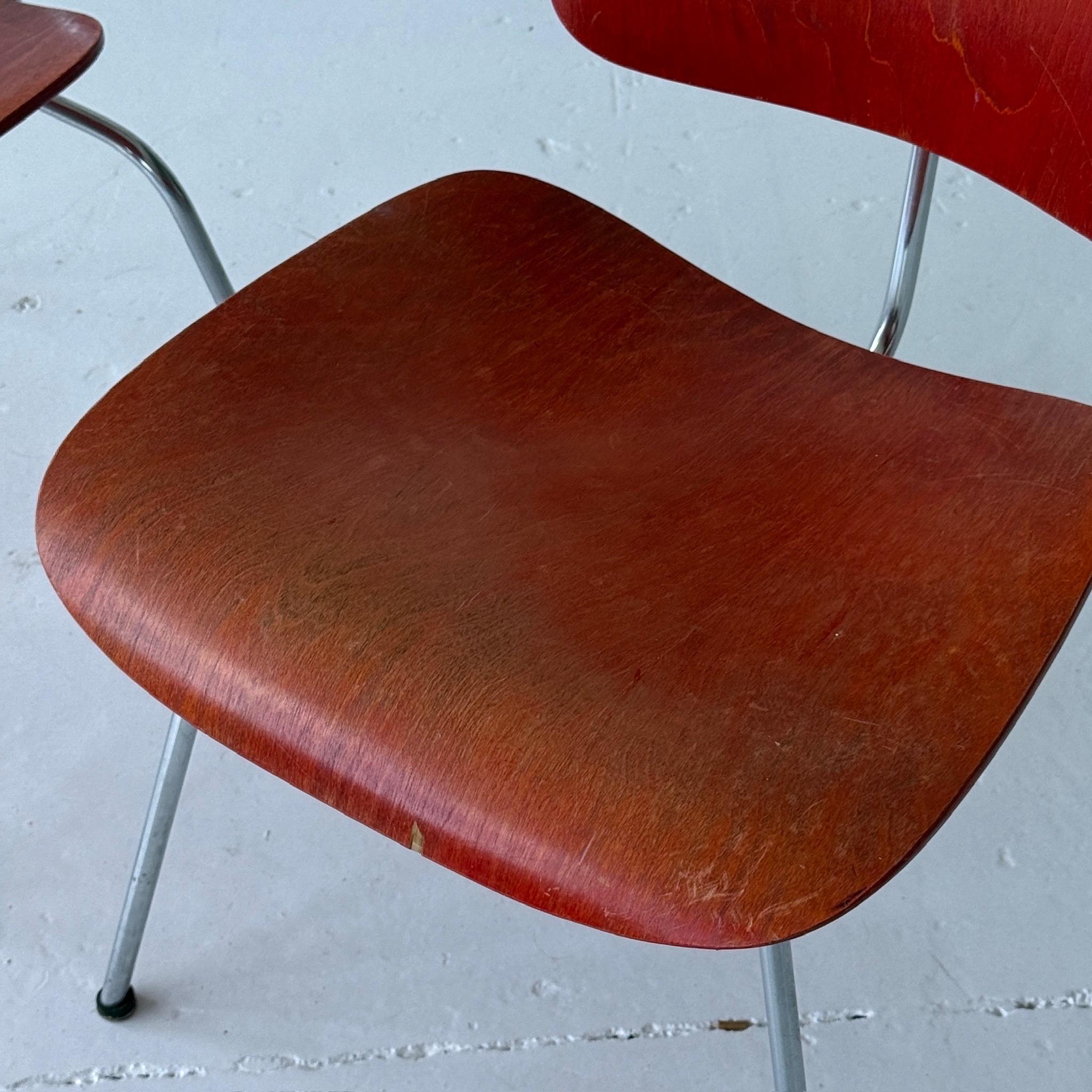 DCM-Stühle von Charles + Ray Eames für Herman Miller in rotem Anilinfarben (Mitte des 20. Jahrhunderts) im Angebot