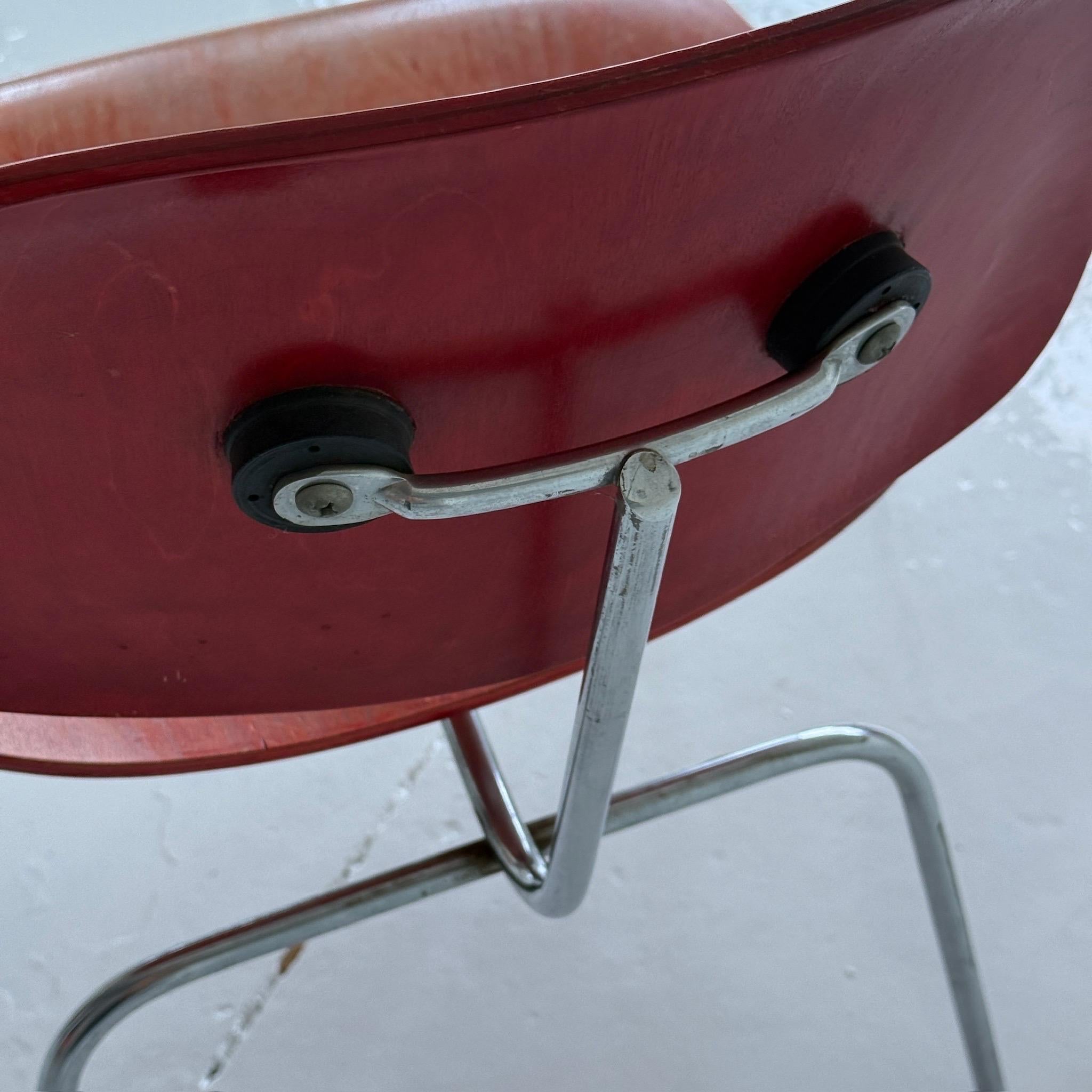 DCM-Stühle von Charles + Ray Eames für Herman Miller in rotem Anilinfarben (Metall) im Angebot