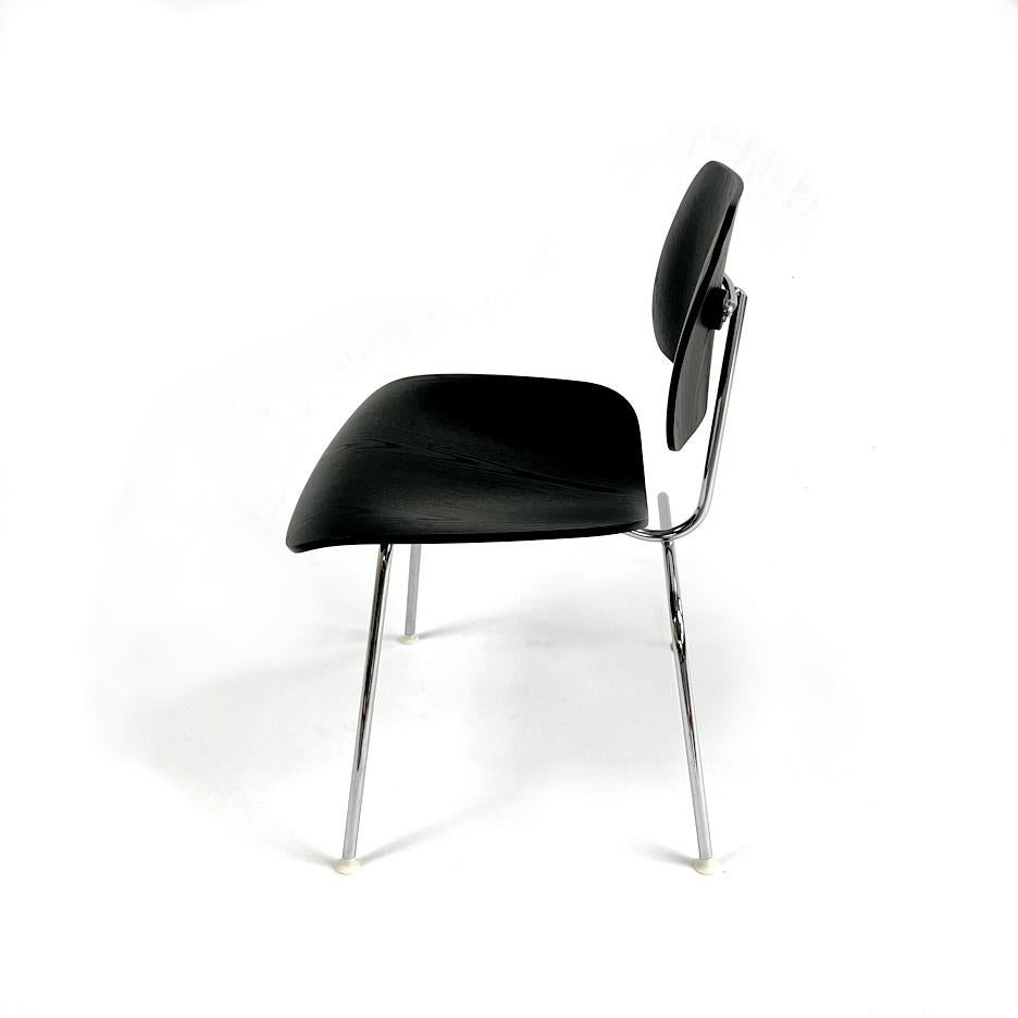 DCM (Dining Chair Metal Legs) von Charles und Ray Eames für Herman Miller
Ebenholz gebeiztes Eschenbugholz mit verchromtem Metallsockel
