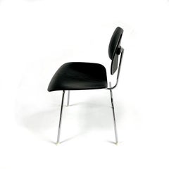 DCM (Dining Chair Metal Base) par Charles and Ray Eames