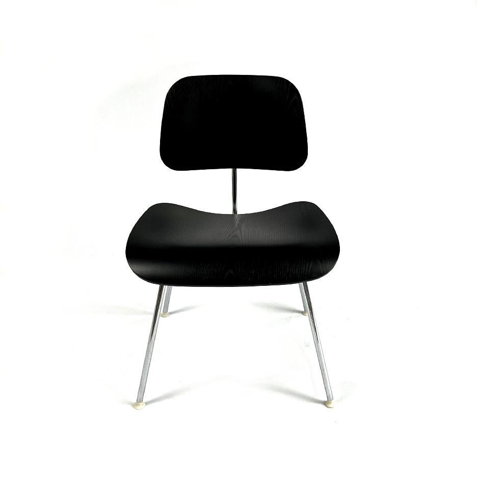 DCM (Dining Chair Metal Base) by Charles and Ray Eames In Good Condition For Sale In Doral, FL