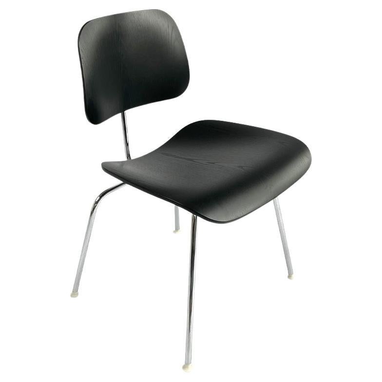 DCM (Dining Chair Metal Base) par Charles and Ray Eames en vente