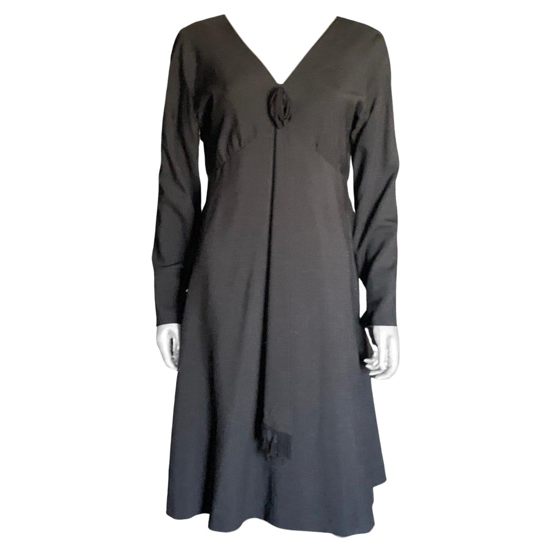 Wir sind stolz darauf, ein weiteres maßgeschneidertes Vintage-Kleid von Lea d'Crenza Beverly Hills anbieten zu können. Herr d'Crenza hatte ein Couture-Geschäft am Beverly Drive in Beverly Hills und fertigte in dieser Zeit die erstaunlichsten