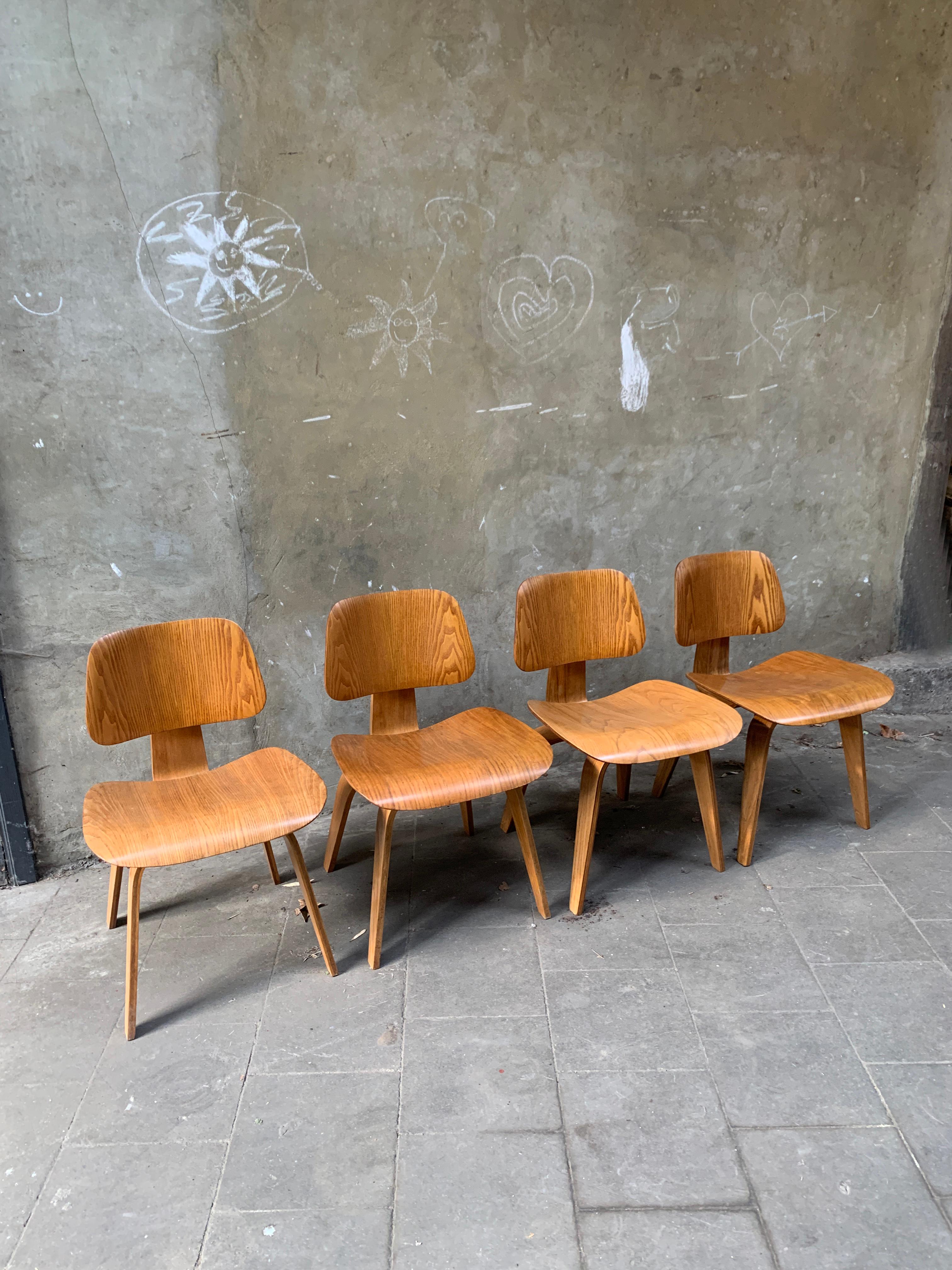 DCW (dining chair wood) Stühle Aus Eschenfurnier. 
Stühle der ersten Generation, die von der Evans Products Company hergestellt und zwischen 1946 und 1950 von Herman Miller vertrieben wurden. 
Alle 4 haben das ursprüngliche Label behalten.