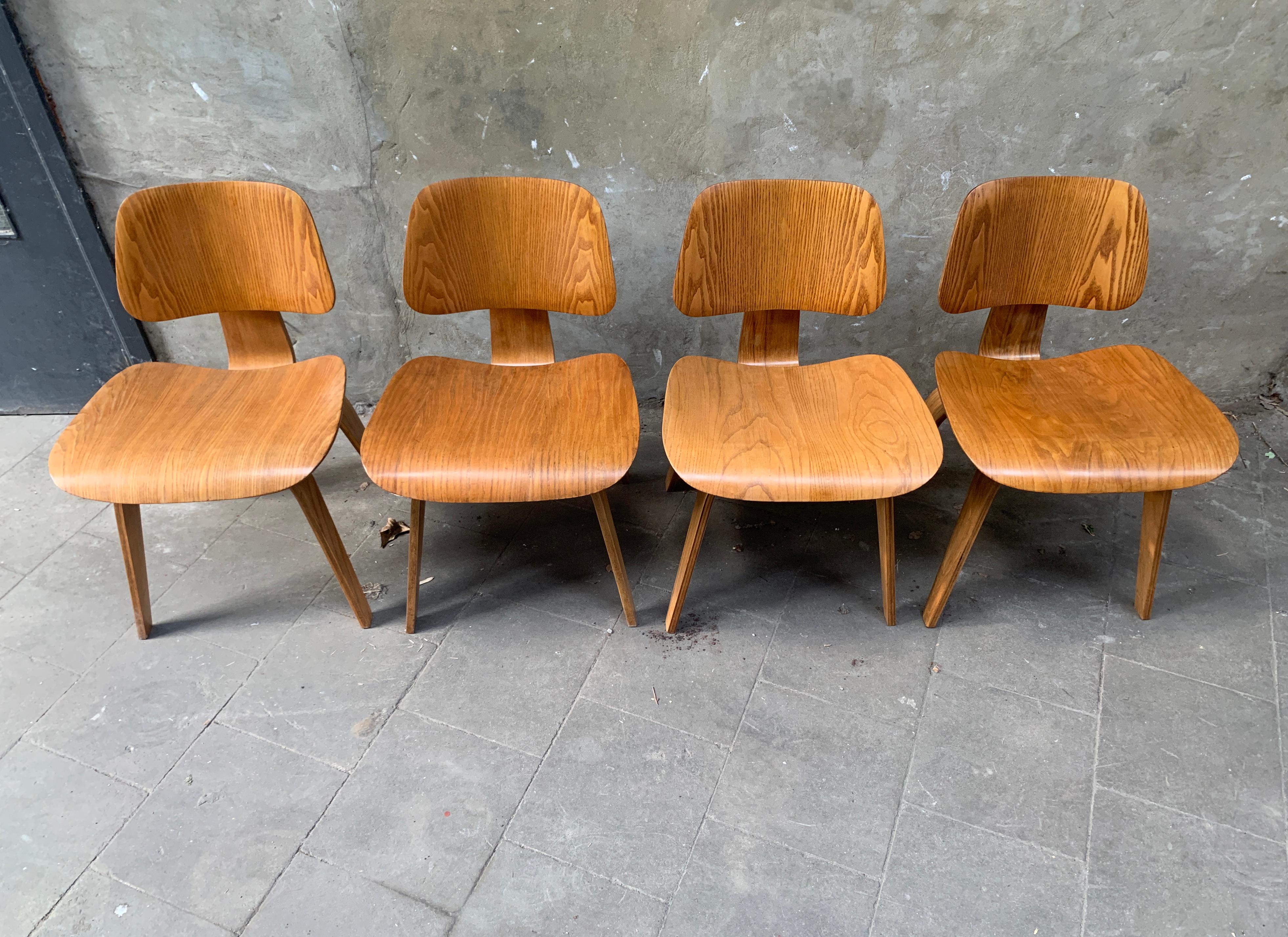 Dcw Dining Chairs Ash by Charles & Ray Eames for Evans / Herman Miller, 1940s In Good Condition For Sale In Vorst, BE