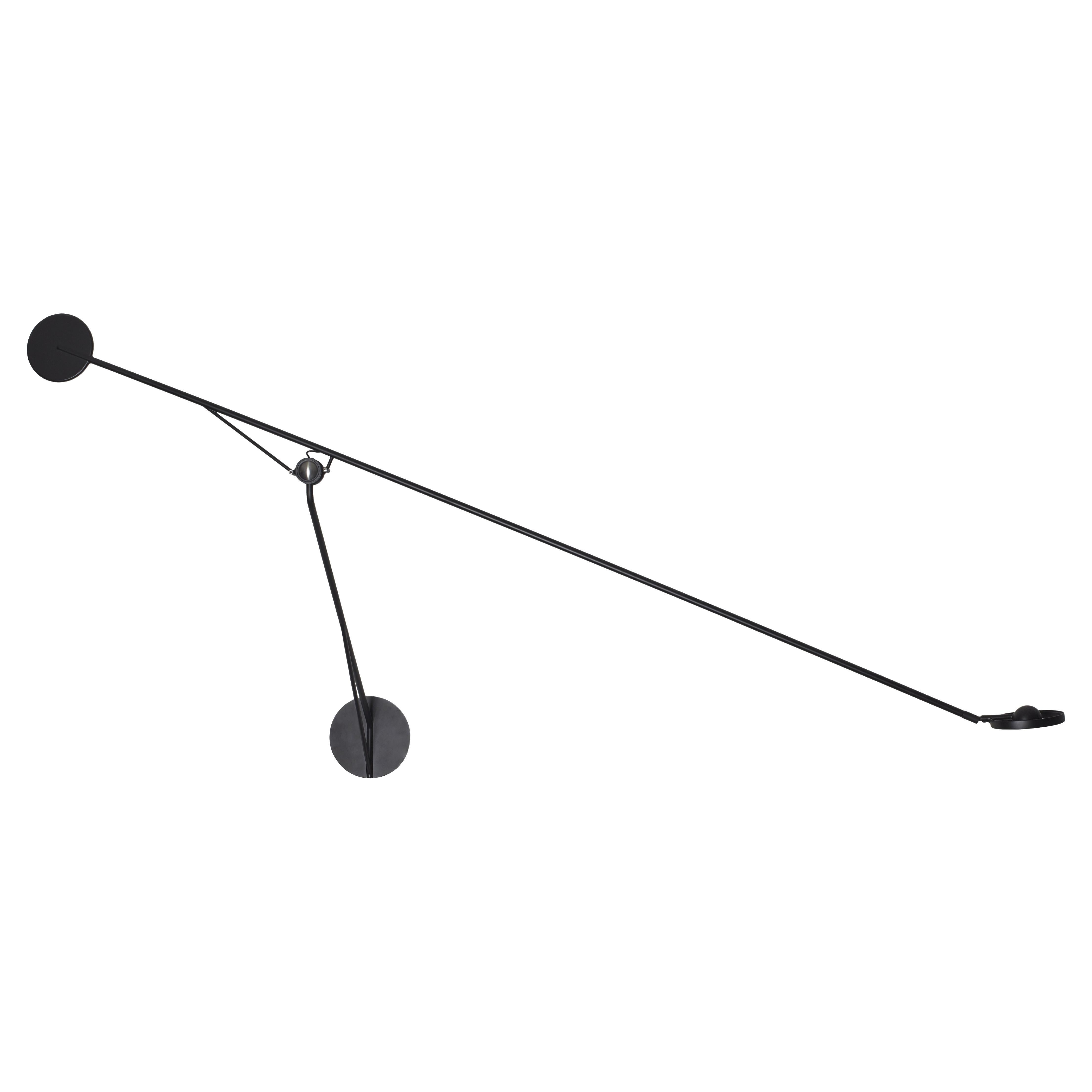 Lámpara de pared Aaro de DCW Editions en aluminio anodizado negro de Simon Schmitz
