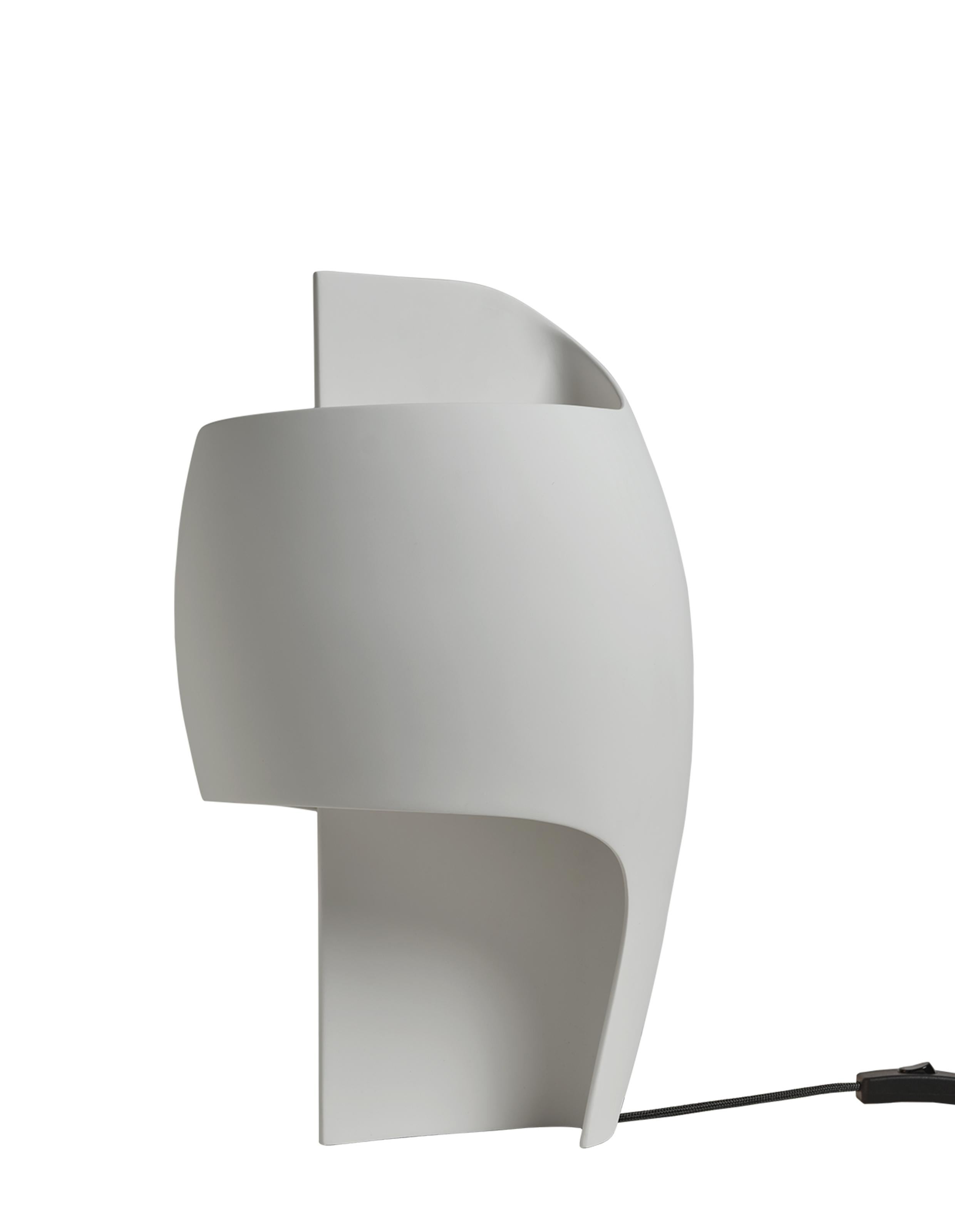 DCW Editions La Lampe B Lampe à poser en blanc par Thierry Dreyfus
 
 Thierry Dreyfus a créé une lampe destinée à apporter de la lumière, bien sûr, mais plus encore, à éclairer l'intime. Et mieux encore, pour éclairer la nuit. Doucement. Ou l'art de