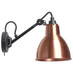DCW Editions La Lampe Gras N°104 SW Lampada da parete con braccio nero e paralume in rame