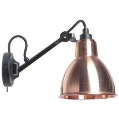 DCW Editions La Lampe Gras N°104 SW Lámpara de pared de brazo negro y pantalla de cobre crudo