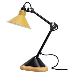 DCW Editions La Lampe Gras N°207 Konische Tischlampe mit schwarzem Arm und gelbem Schirm
