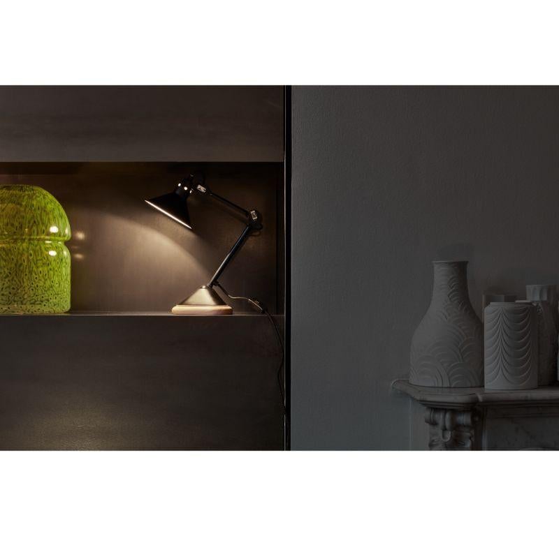 DCW Editions La Lampe Gras N°207 Konische Tischleuchte mit Chromarm und weißem Schirm (Stahl)