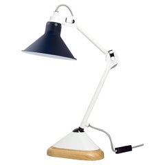 DCW Editions La Lampe Gras N°207 Konische Tischlampe mit weißem Arm und blauem Schirm