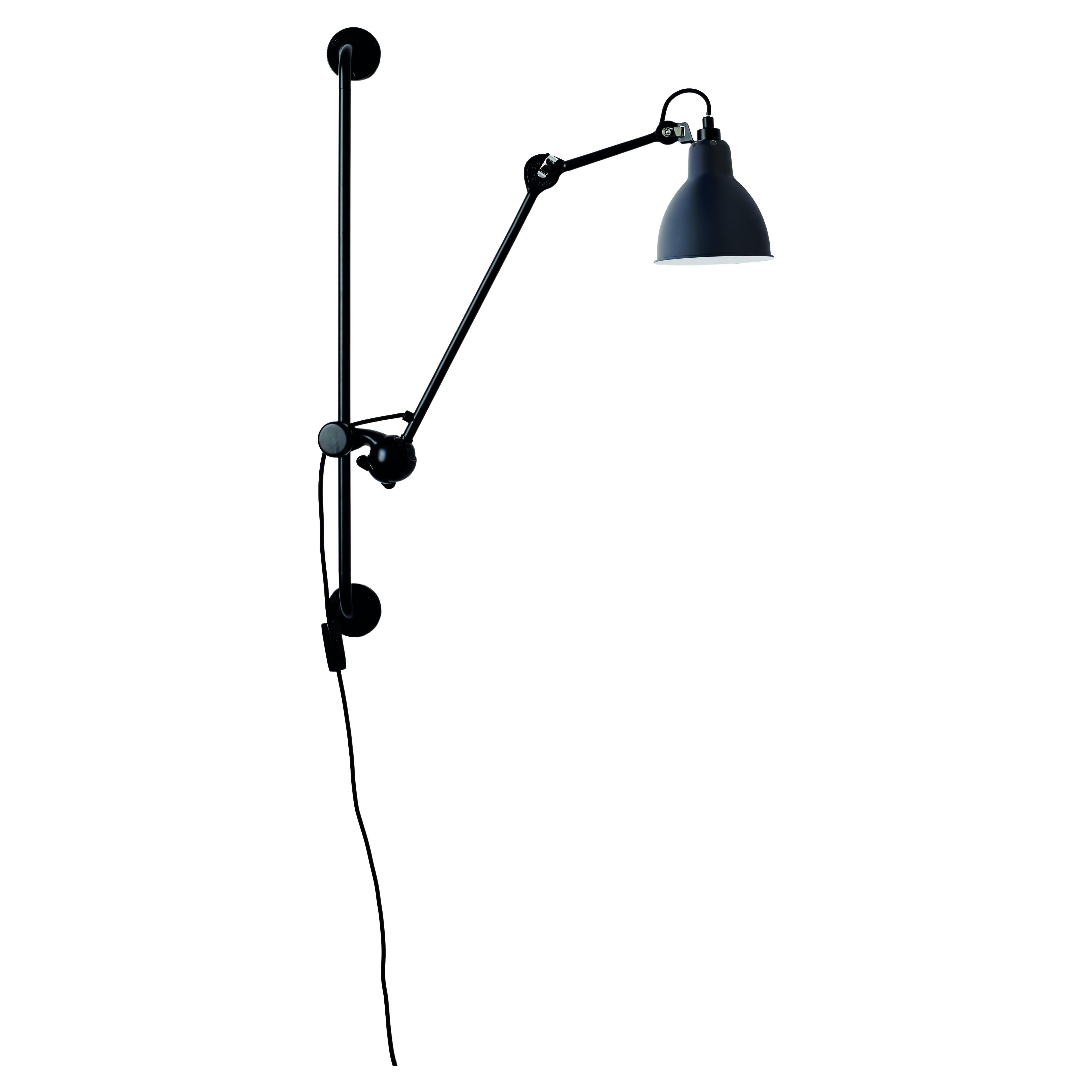 DCW Editions La Lampe Gras N°210 Wandleuchte mit schwarzem Arm und blauem Schirm im Angebot