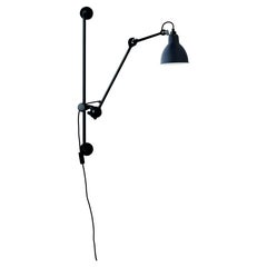 DCW Editions La Lampe Gras N°210 Wandleuchte mit schwarzem Arm und blauem Schirm