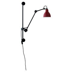DCW Editions La Lampe Gras N°210 Wandleuchte mit schwarzem Arm und rotem Lampenschirm