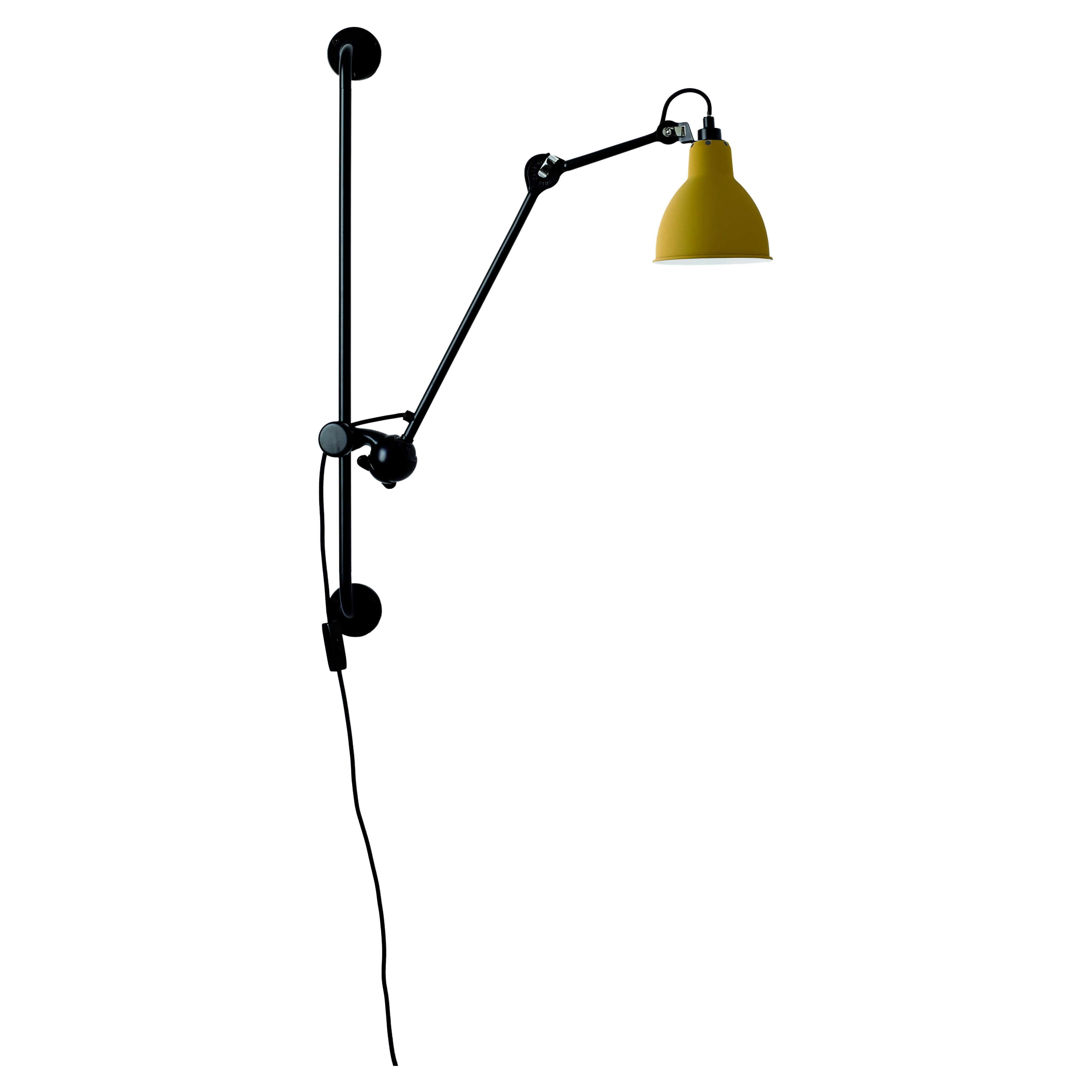 DCW Editions La Lampe Gras N°210 Wandleuchte mit schwarzem Arm und gelbem Lampenschirm