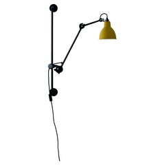 DCW Editions La Lampe Gras N°210 Wandleuchte mit schwarzem Arm und gelbem Lampenschirm