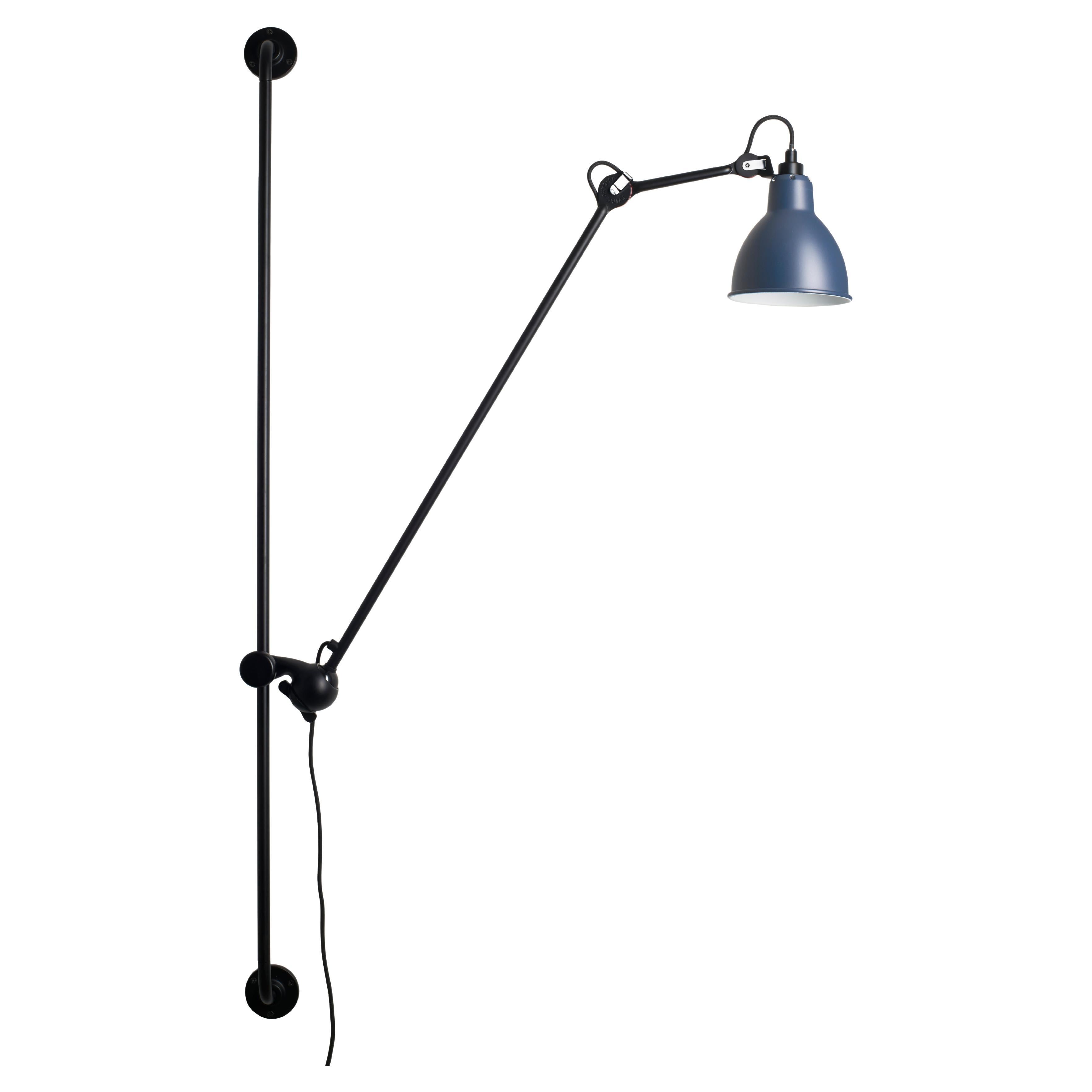 DCW Editions La Lampe Gras N°214 Runde Wandlampe mit schwarzem Arm und blauem Schirm