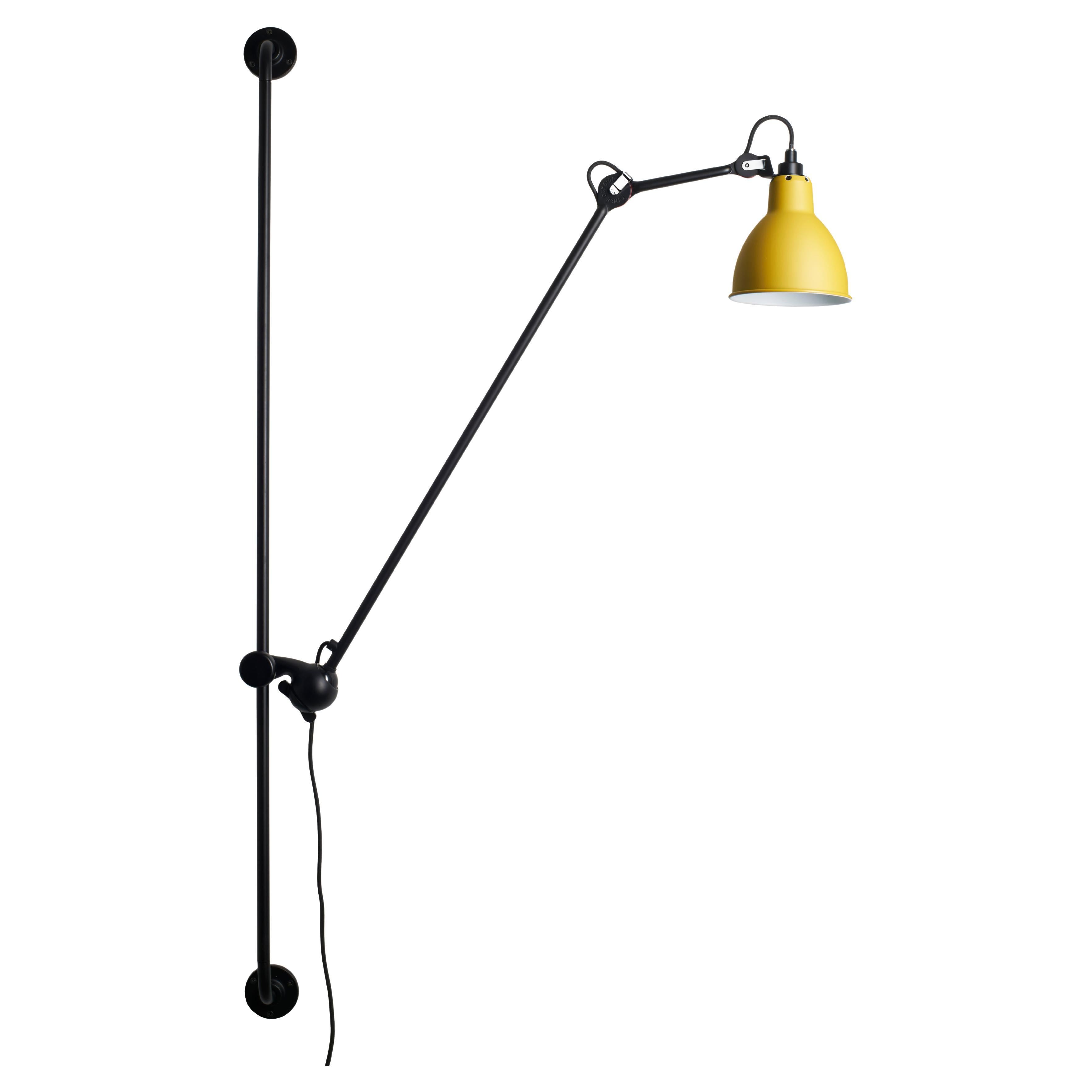 DCW Editions La Lampe Gras N°214 Runde Wandleuchte mit schwarzem Arm und gelbem Lampenschirm im Angebot