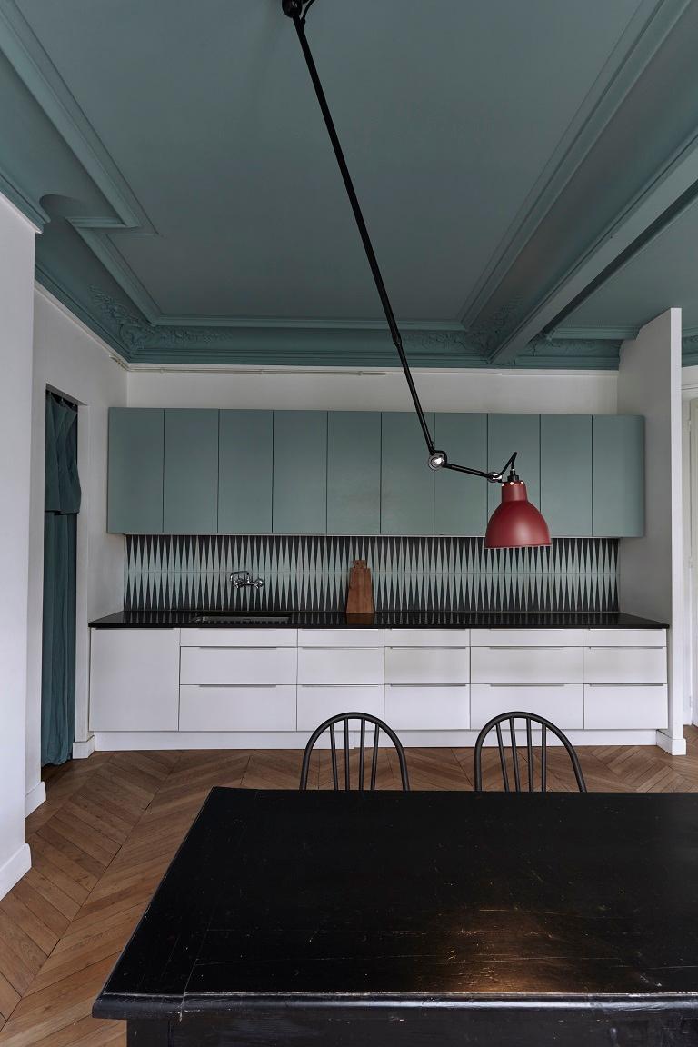 DCW Editions La Lampe Gras N°302 L Lámpara colgante de brazo negro y pantalla azul en Nuevo Estado en Brooklyn, NY