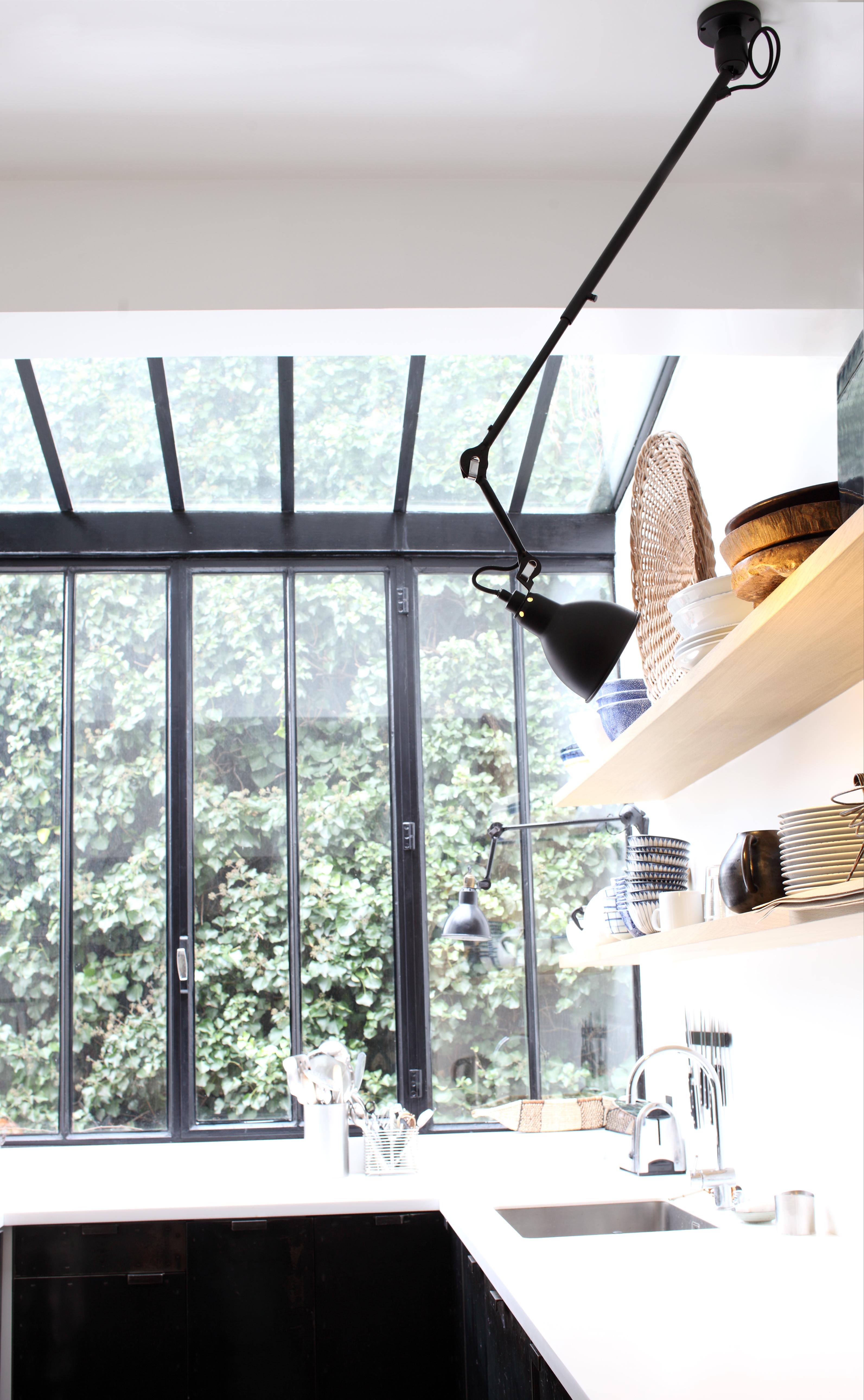 DCW Editions La Lampe Gras N°302 Pendelleuchte mit schwarzem Arm und schwarzem Kupferschirm (21. Jahrhundert und zeitgenössisch)