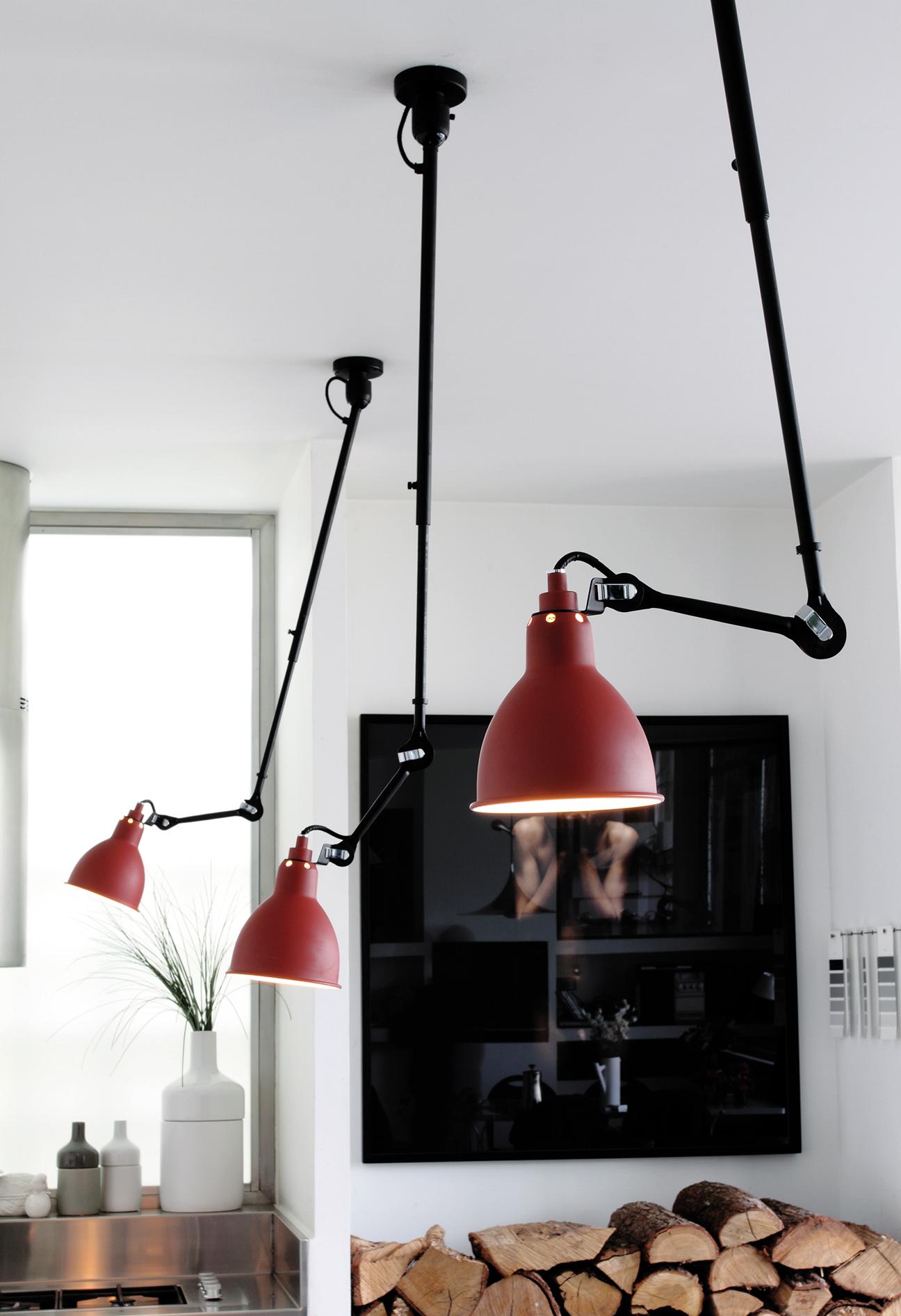 DCW Editions La Lampe Gras N°302 Pendelleuchte mit schwarzem Arm und schwarzem Kupferschirm (Stahl)