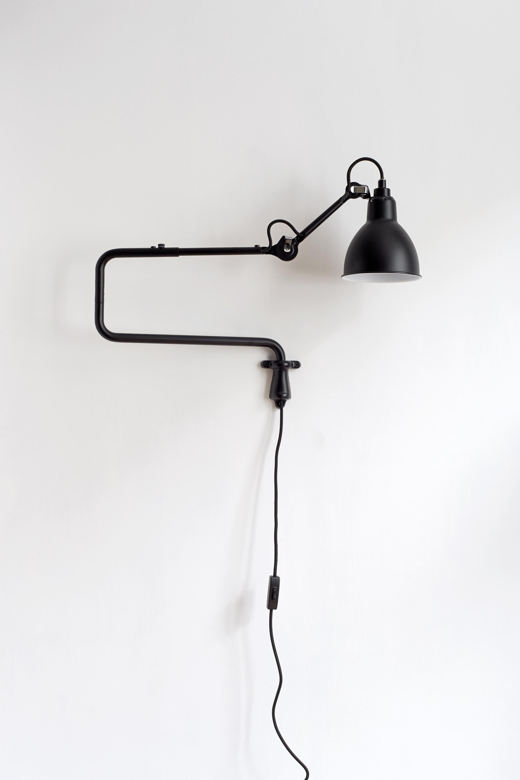 DCW Editions La Lampe Gras N°303 Wandleuchte mit schwarzem Stahlarm und schwarzem Lampenschirm von Bernard-Albin Gras
 
 1921 entwirft Bernard-Albin GRAS eine Reihe von Lampen für den Einsatz in Büros und in der Industrie. Die GRAS-Lampe, wie sie