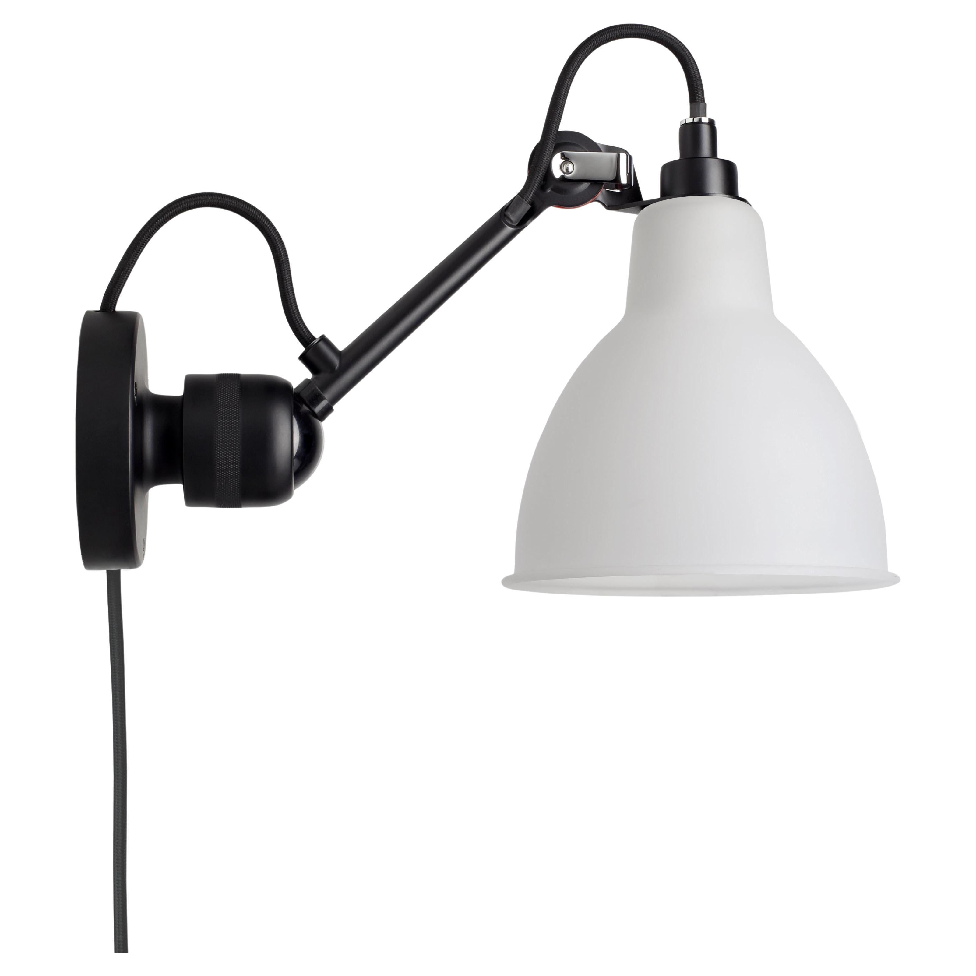 DCW Editions La Lampe Gras N°304 CA Wandleuchte mit schwarzem Arm und mattiertem Glasschirm