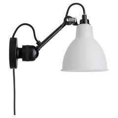 DCW Editions La Lampe Gras N°304 CA Wandleuchte mit schwarzem Arm und mattiertem Glasschirm